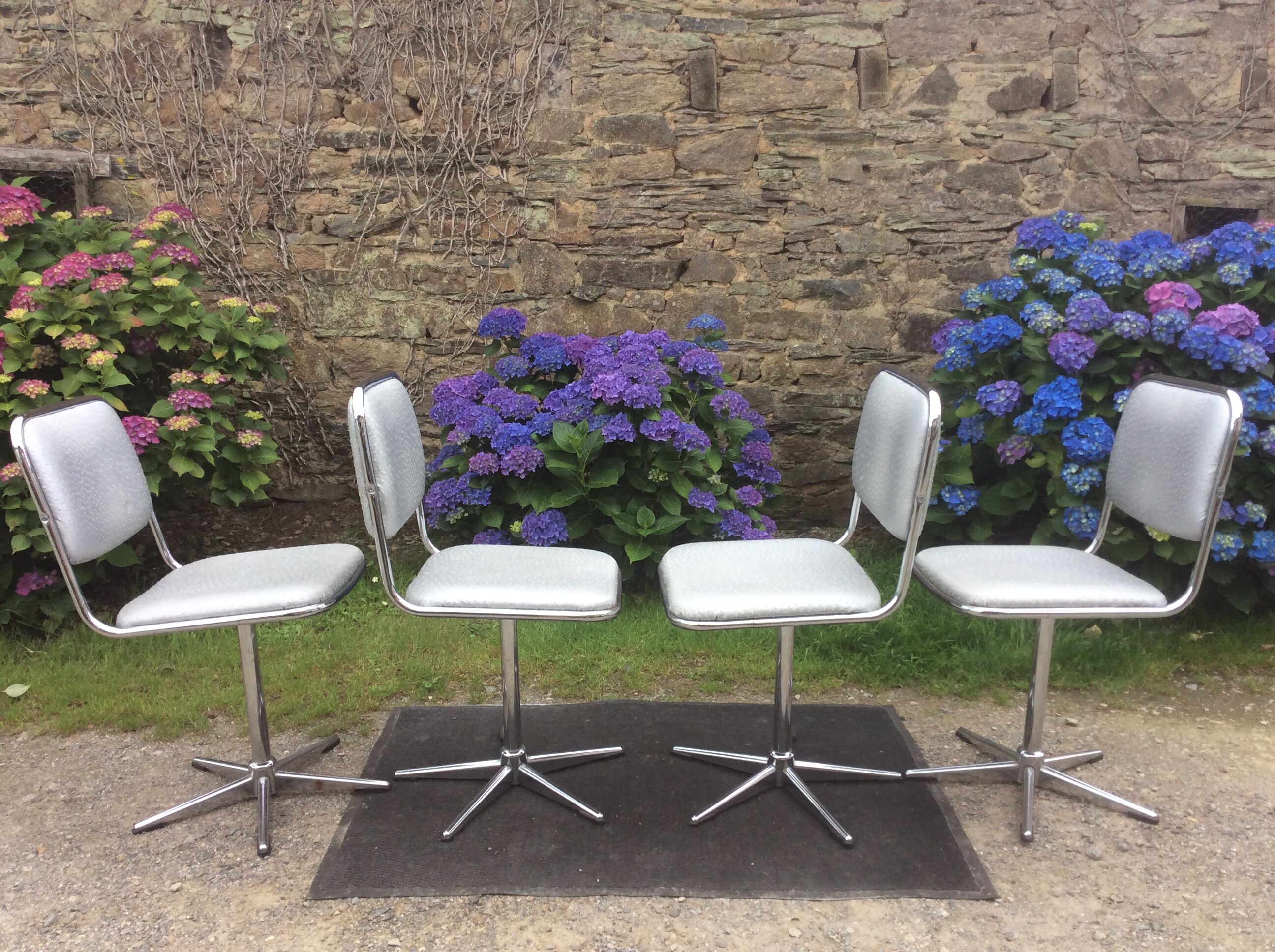 Vintage swivel chairs with chrome tubular base and silver skaï brand unic desing.