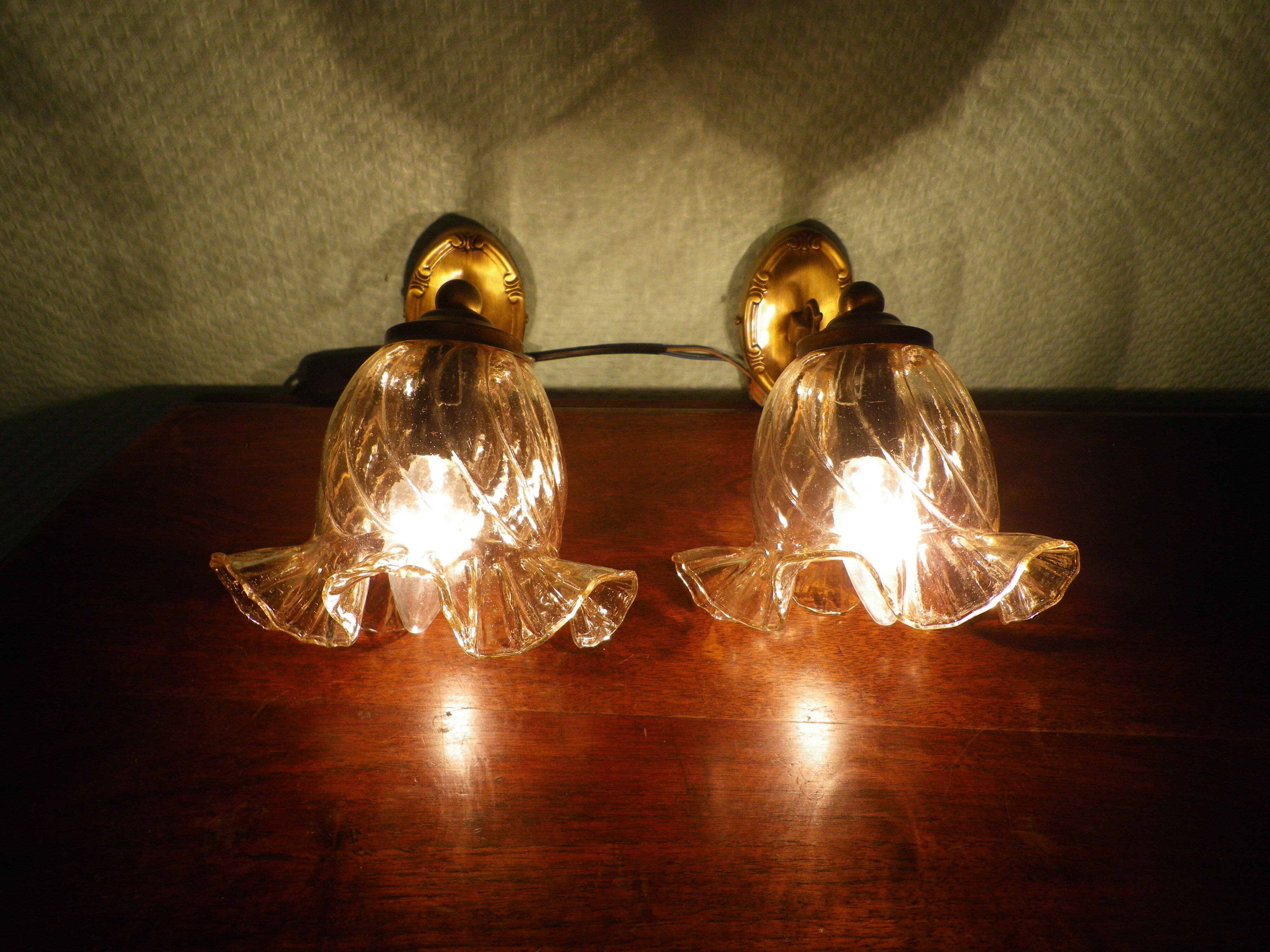 Wall lamps in gilded metal, verrine in the shape of amber glass corollas, 70s