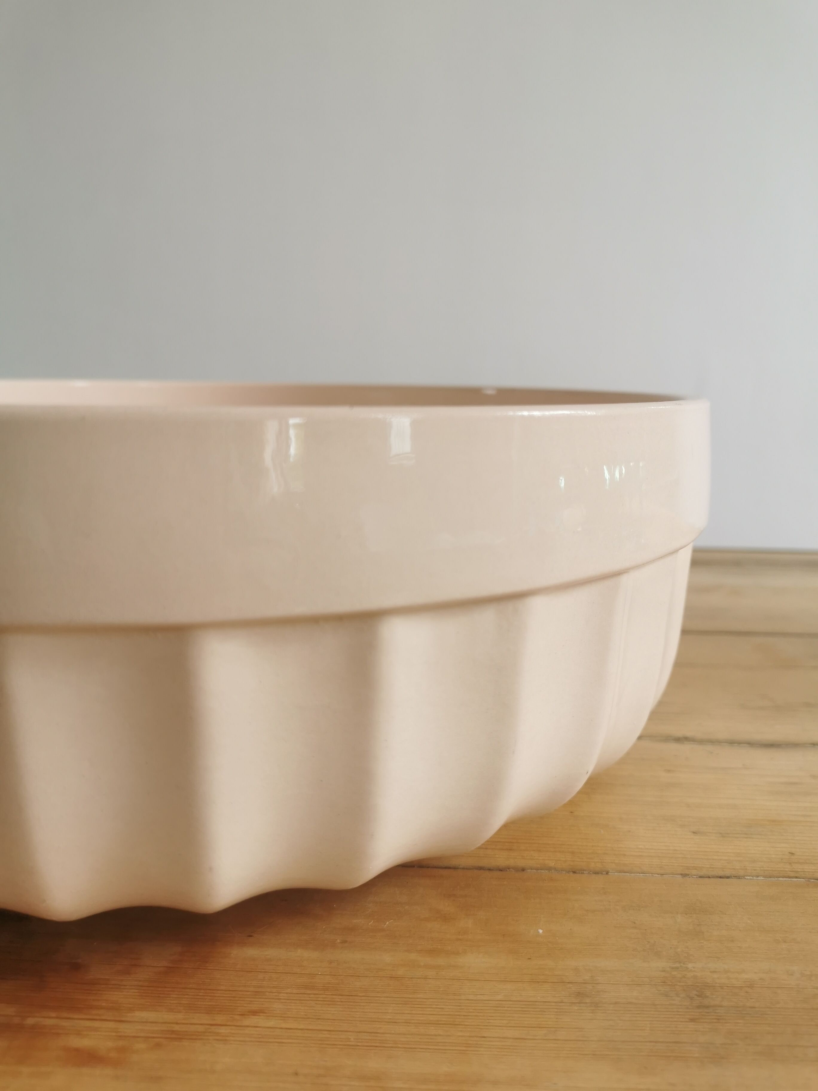 Salad bowl in pink faience Digoin