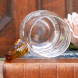 Chope demi-pinte gravée de motifs floraux avec anse en verre ambré