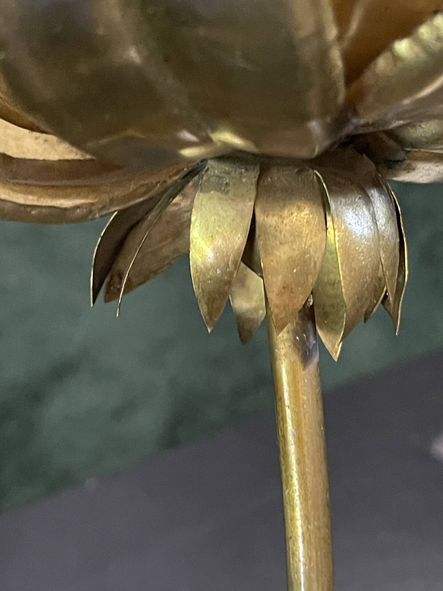 Table lamp with flowers in brass, Hollywood Jansen style.