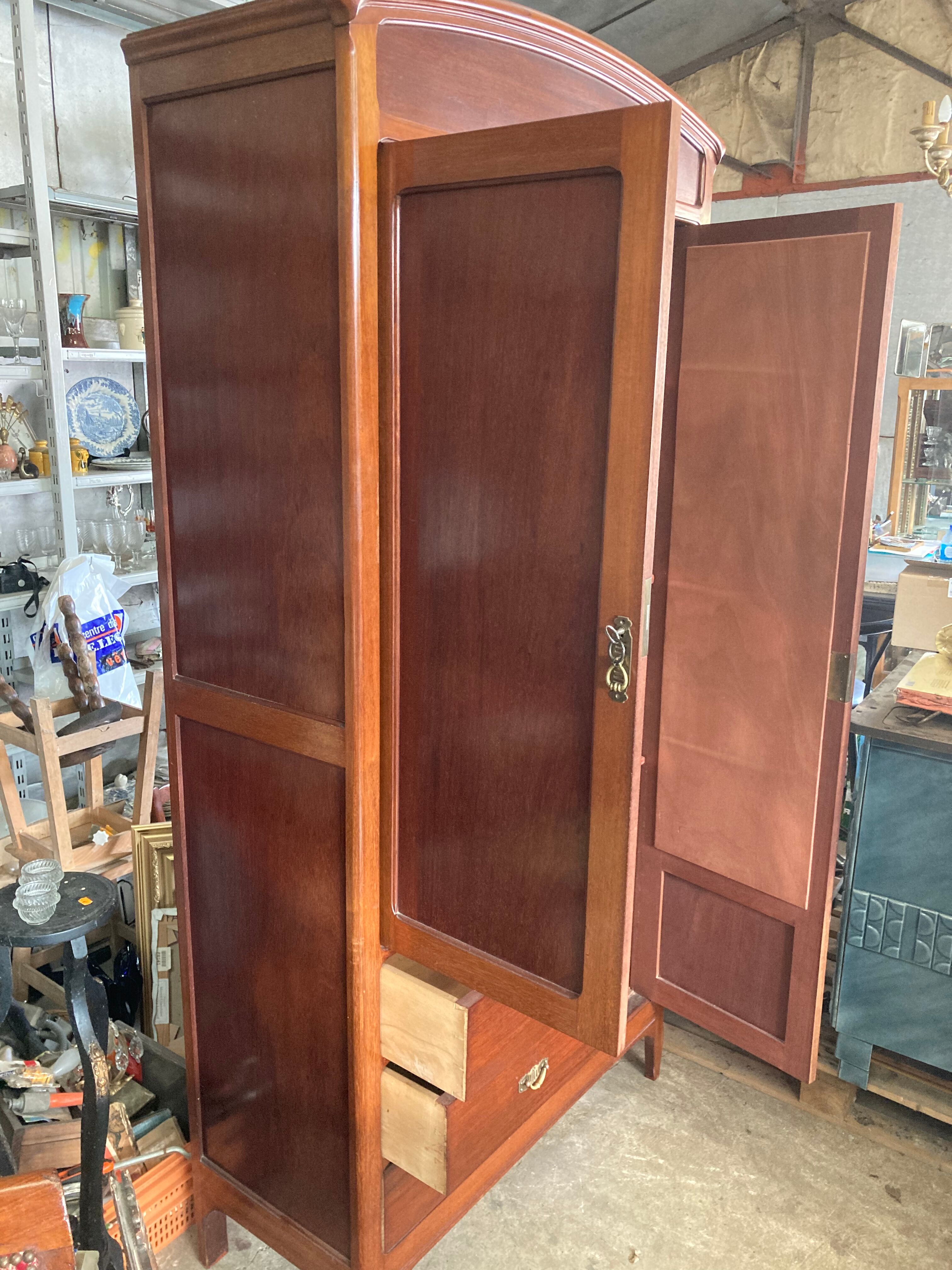 Armoire parisienne