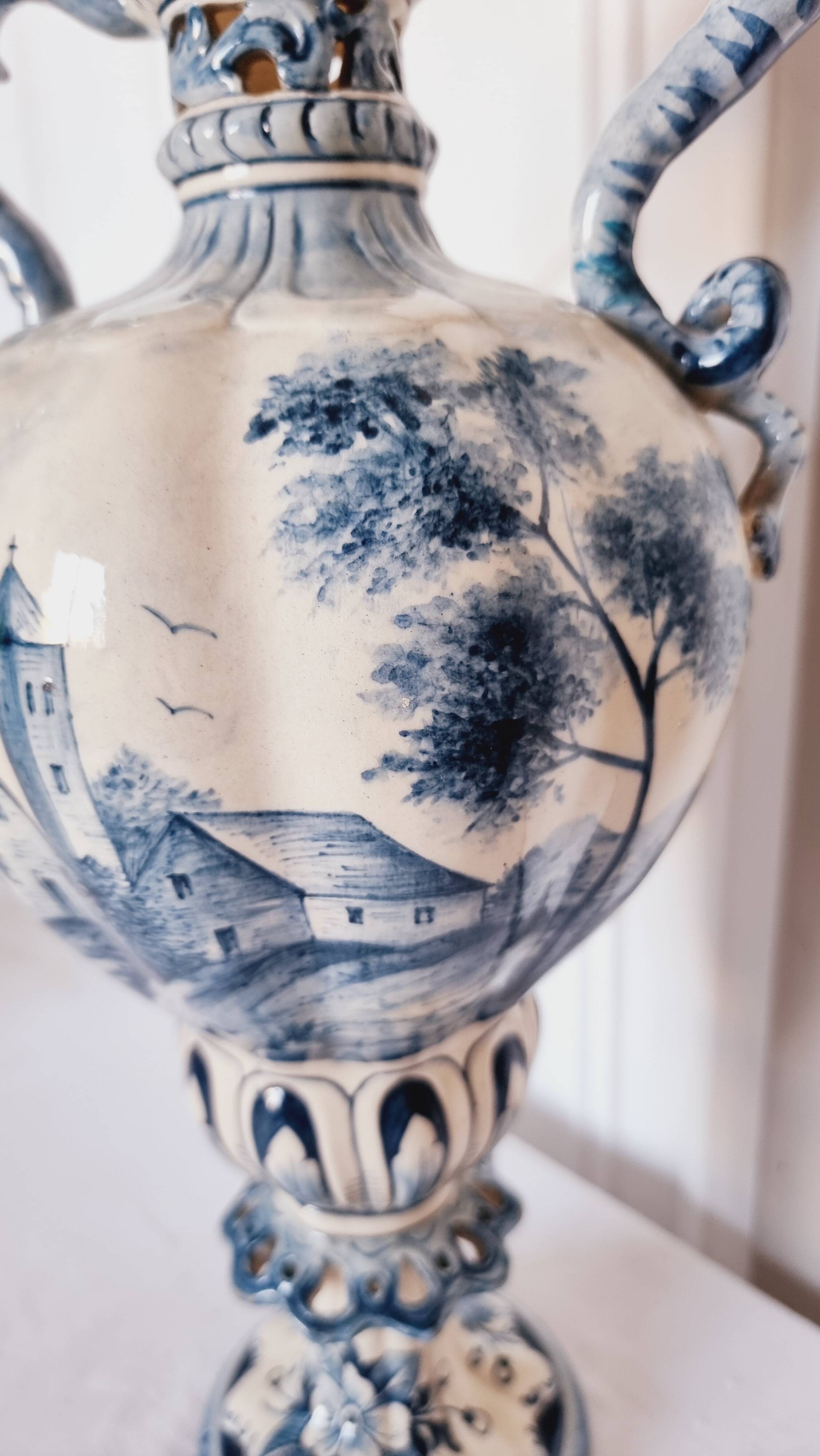 Large Spanish vase in Talavera style, hand-painted, adorned with a landscape.