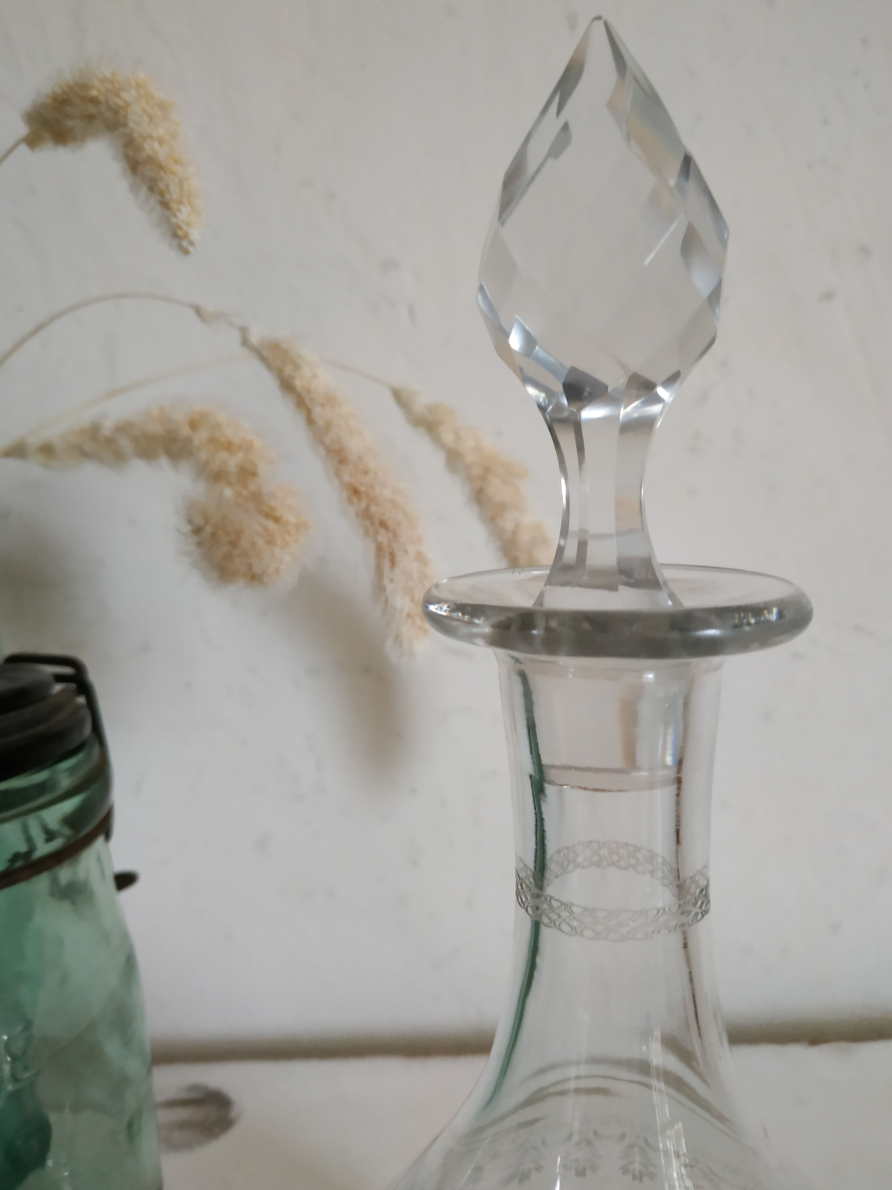 Carafe à vin ancienne en verre travaillé