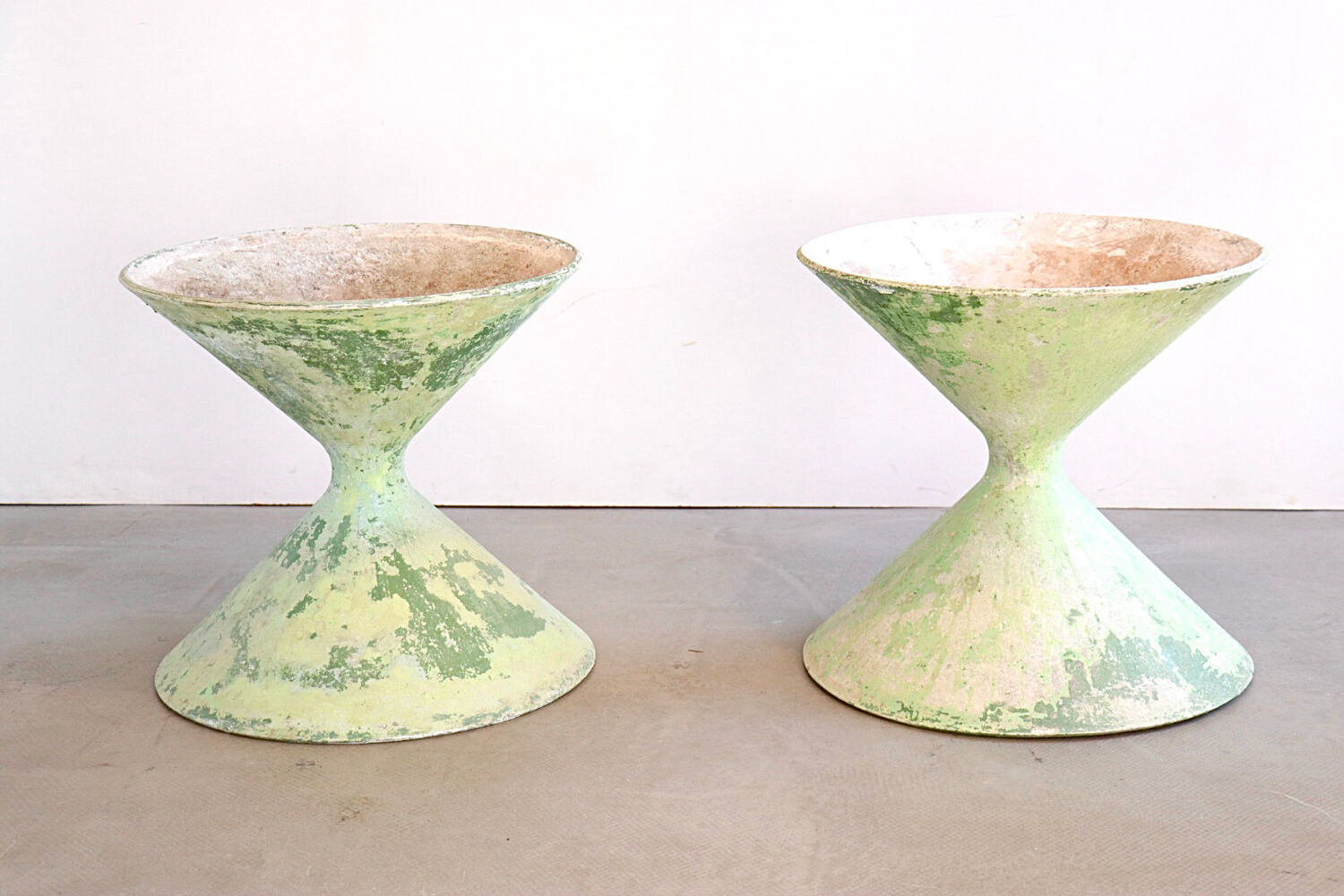 Pair of Eternit planters Diabolo design Anton Bee assisté de Guhl, Eternit