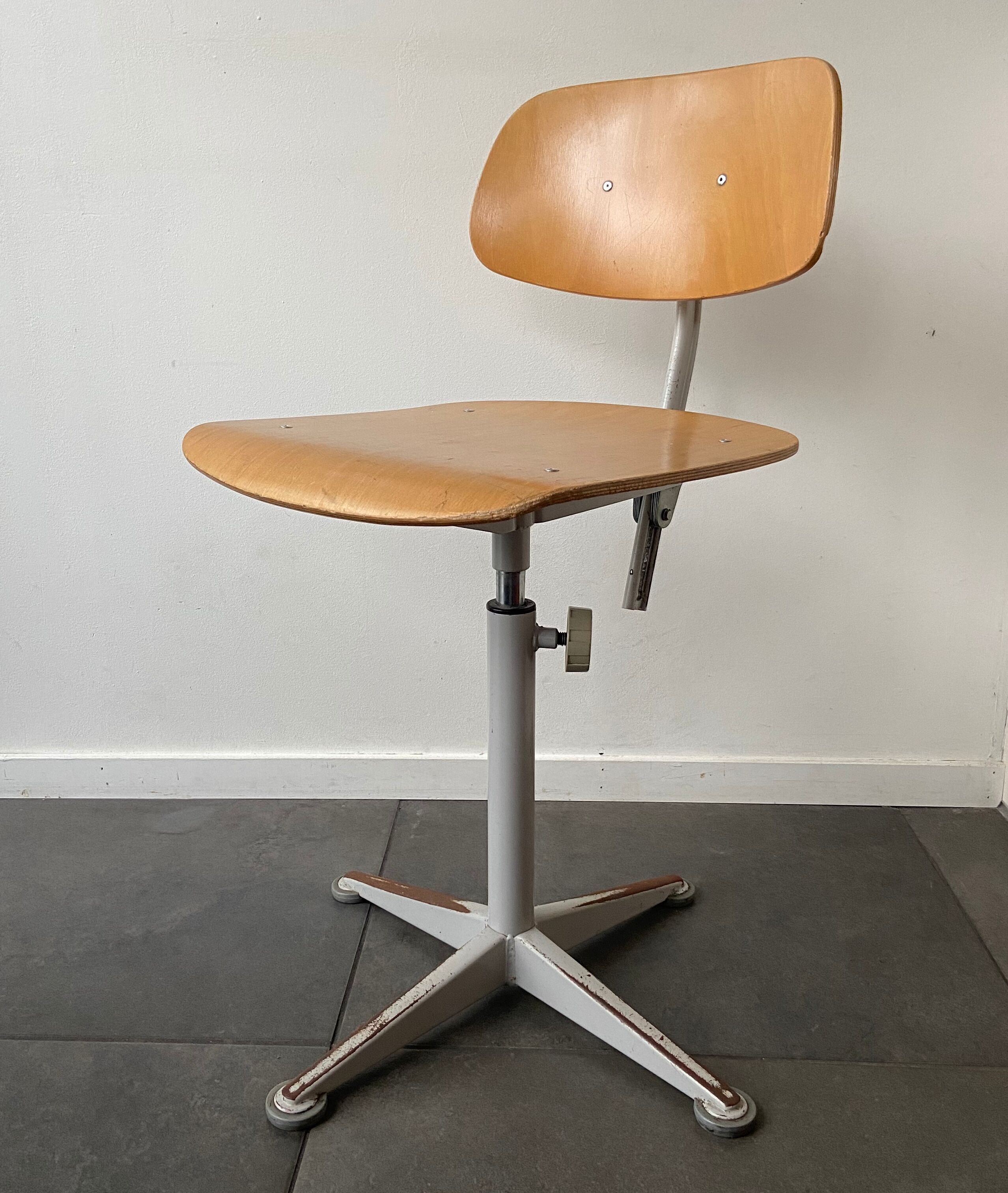Dutch industrial workshop chair by Friso Kramer for Ahrend Cirkel
