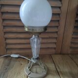Lampe salon chevet originale base laiton globe opaline