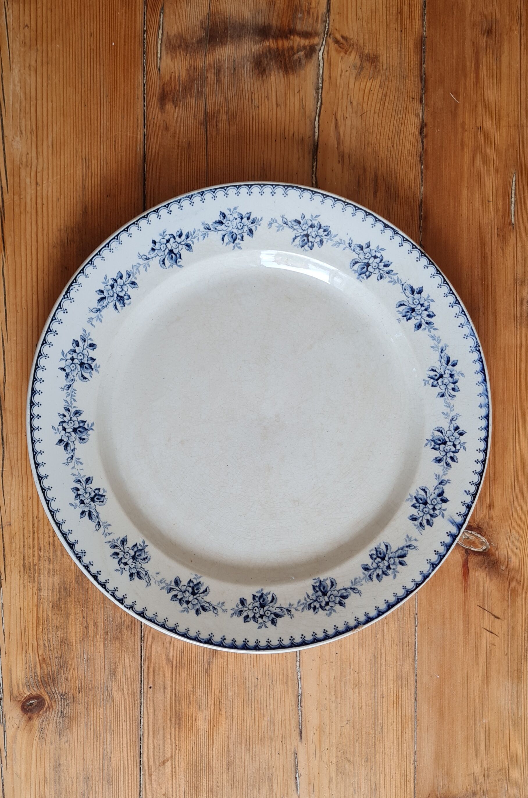 Serving dish in iron earth