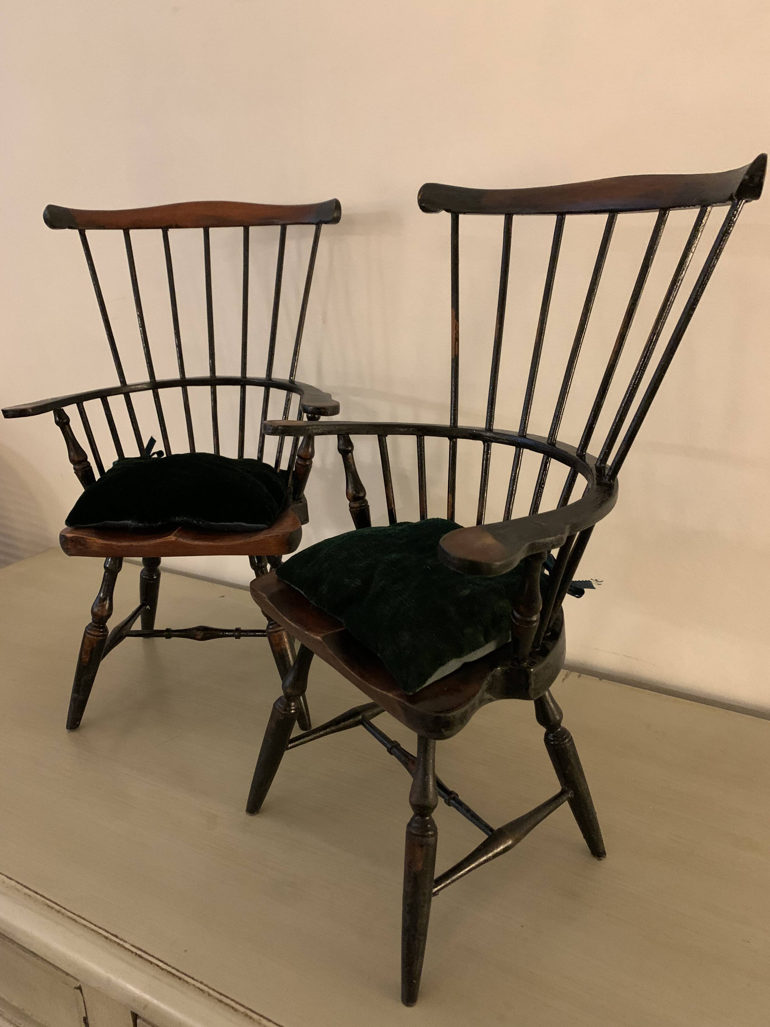Chaises de poupées anciennes