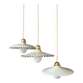 Lot de 3 suspensions vintage en opaline blanche, dont 2 festonnées et 1 lis