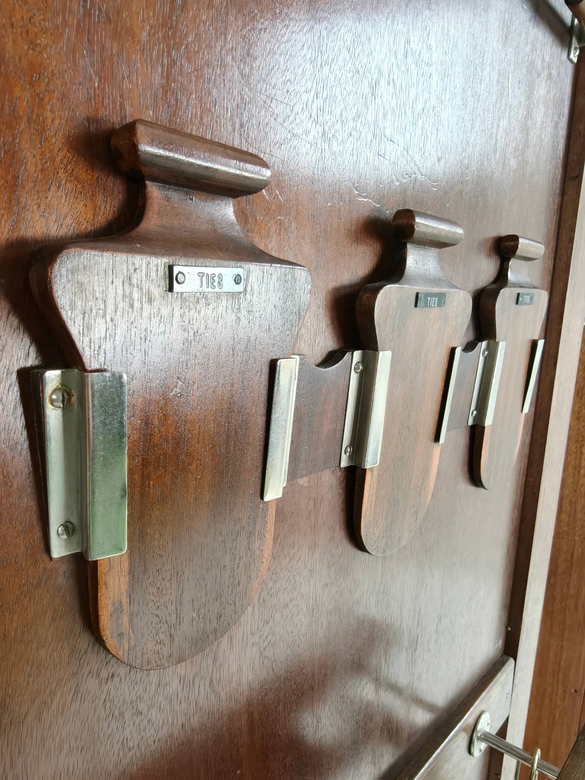 Superbe armoire anglaise Art Déco en loupe de noyer signée Waring & Gillow – vers 1900-1932