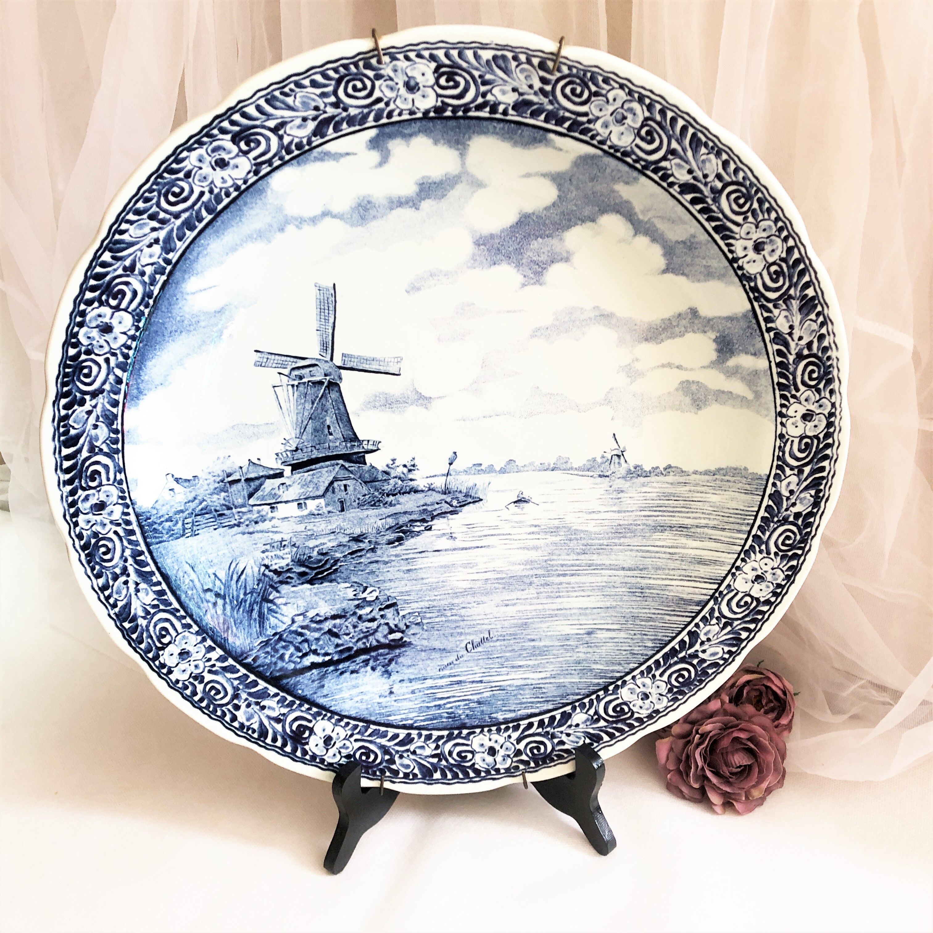Hollow dish and wall hanger earthenware M.R.L Boch Delft's 39.5 cm