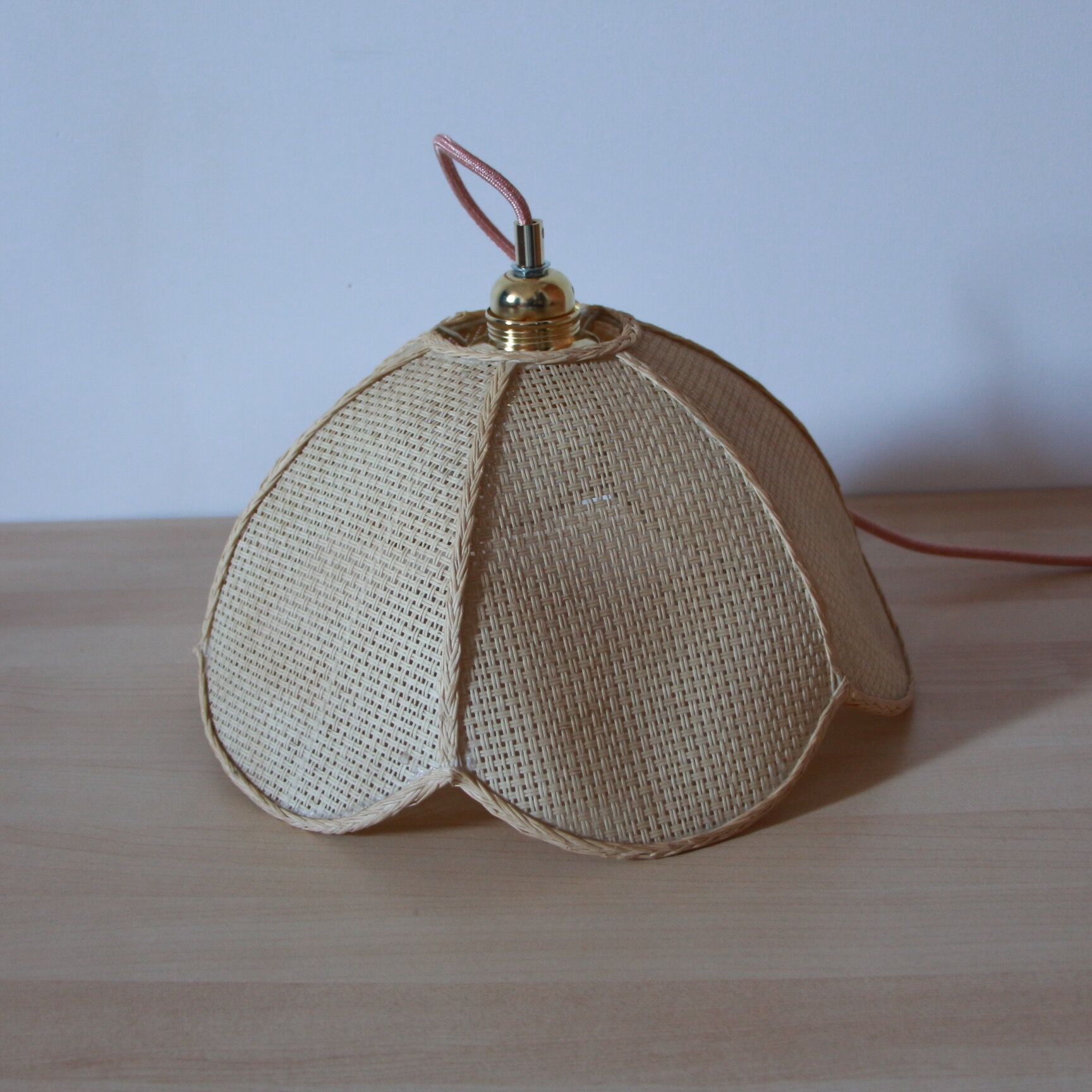 Flower suspension in natural fiber