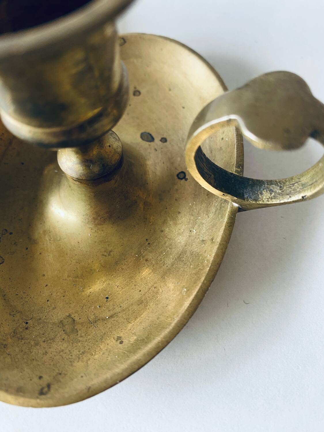 Paire de bougeoirs pouciers en laiton