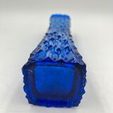 Vase en verre bleu avec relief
