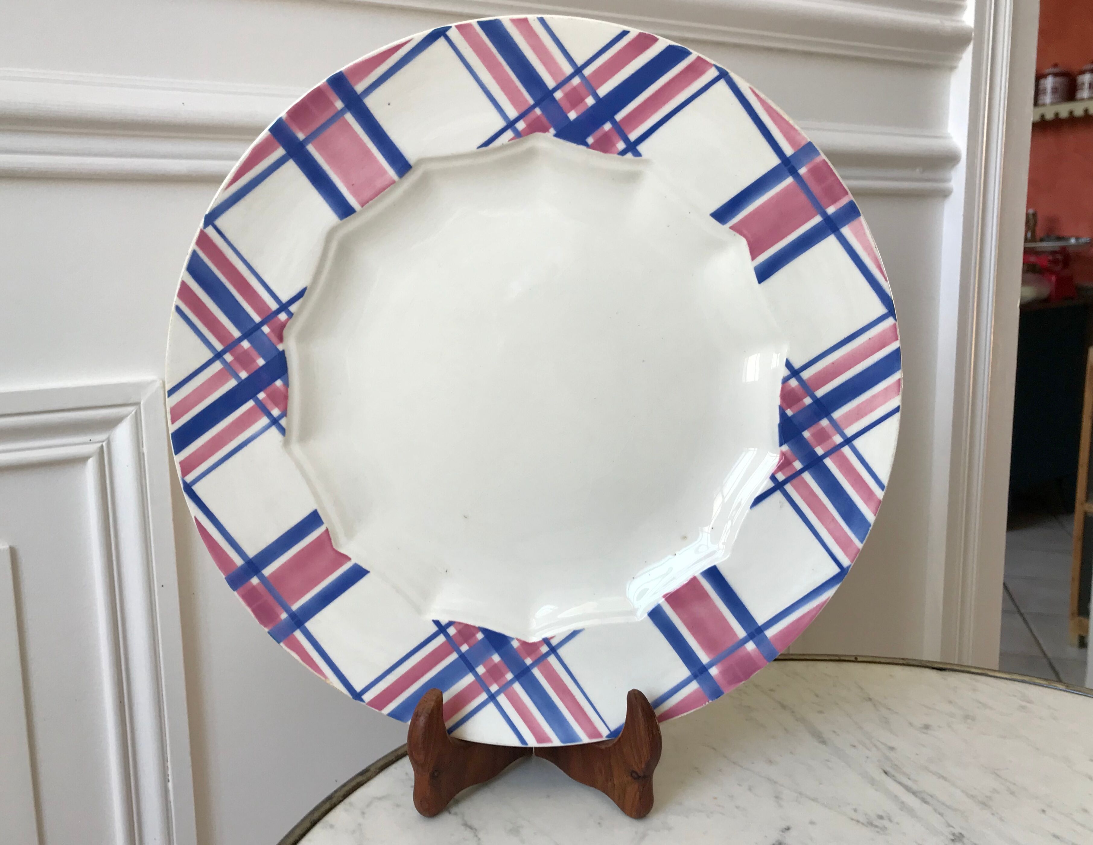 Round dish HBCM Creil & Montereau model Scots blue pink years 40-50