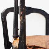 Paire de chaises anciennes en bois noir et assise rouge.