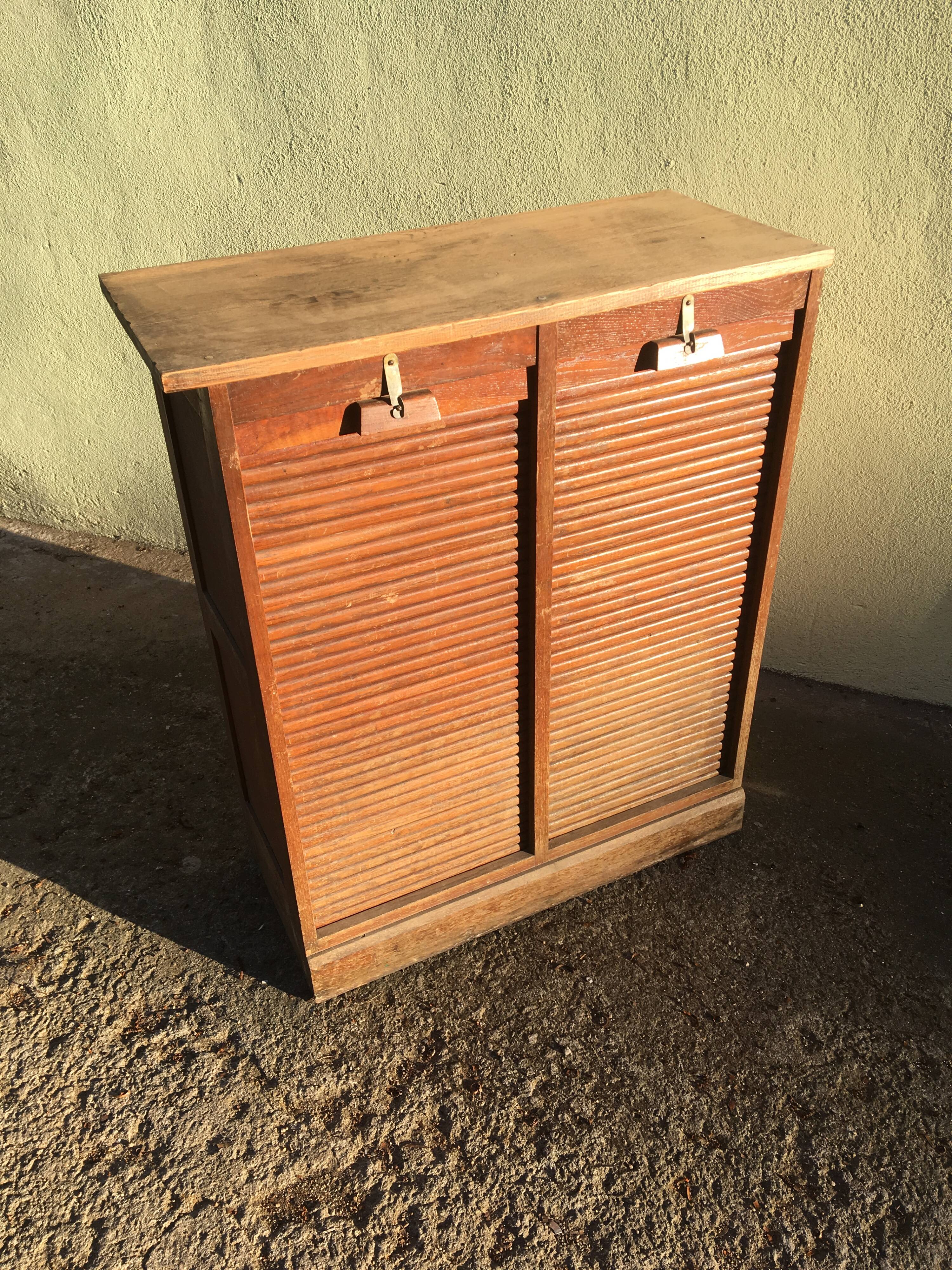 Double curtain cabinet