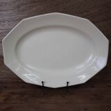 Plat ovale de forme octogonale en faïence blanche écru Moulin des Loups