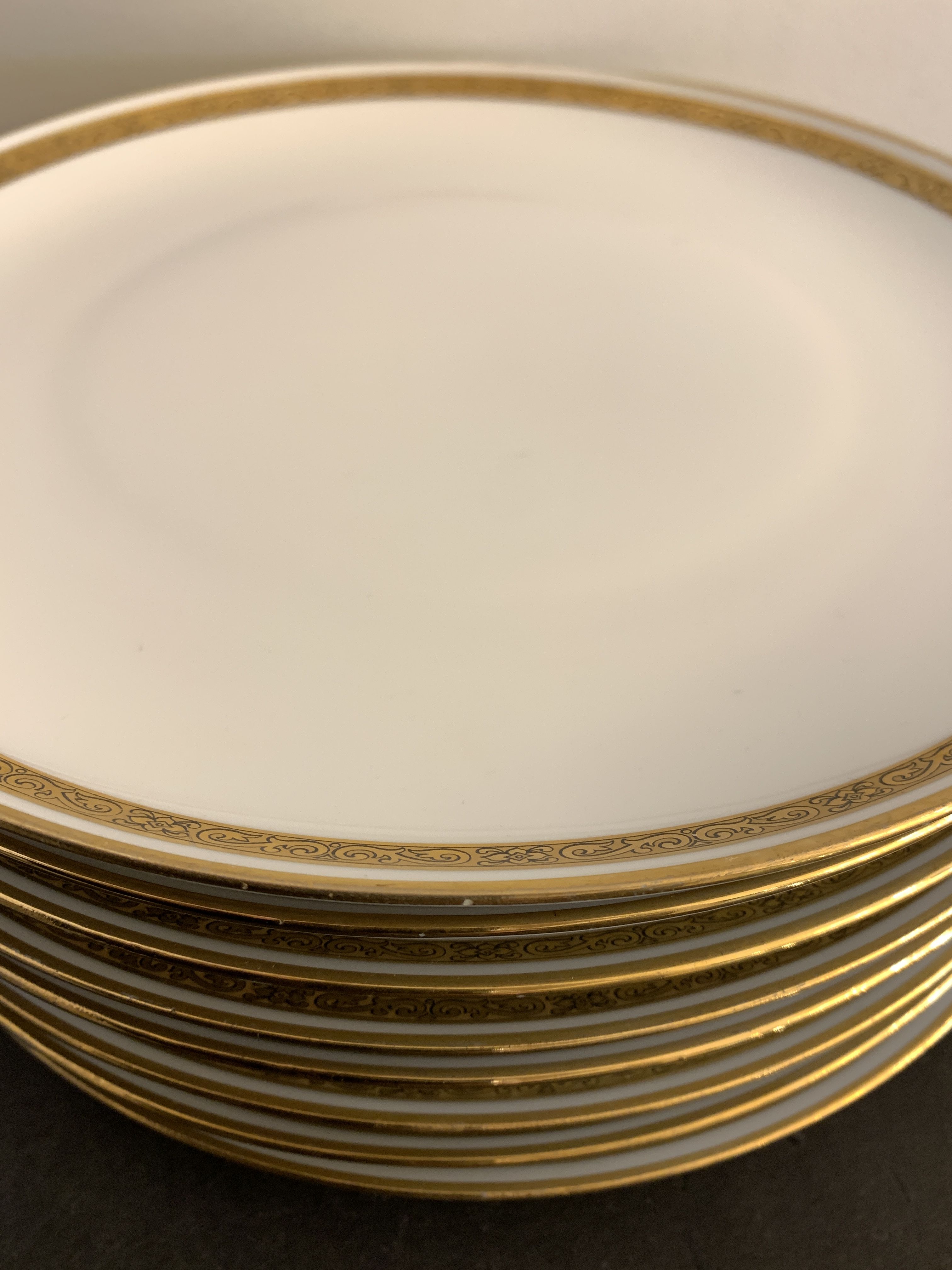 8 flat porcelain plates from Limoges Bernardaud, gilded Greek decoration, twentieth century