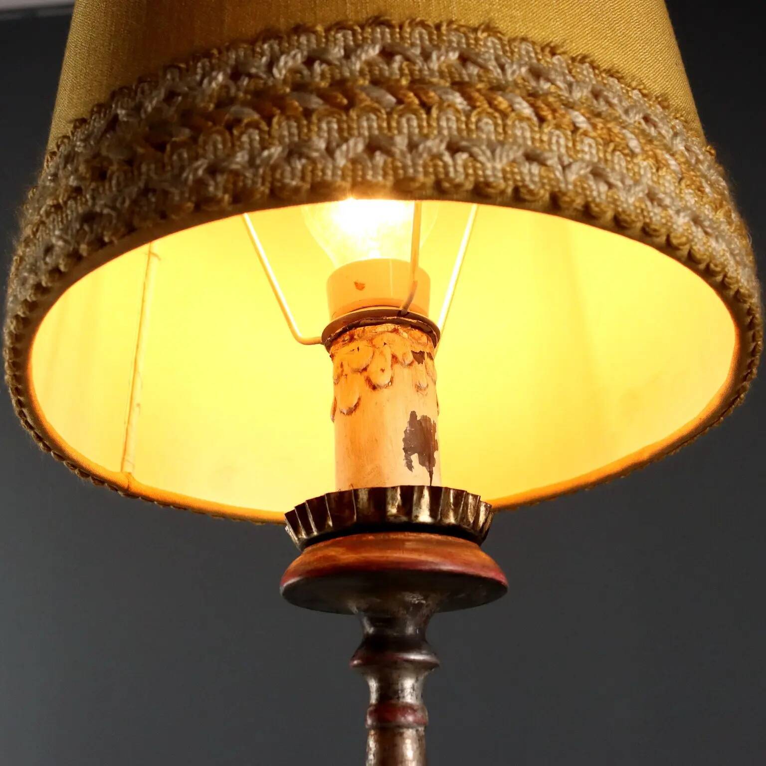 Lampe ancienne en bois sculpté doré et tissu, XXe siècle