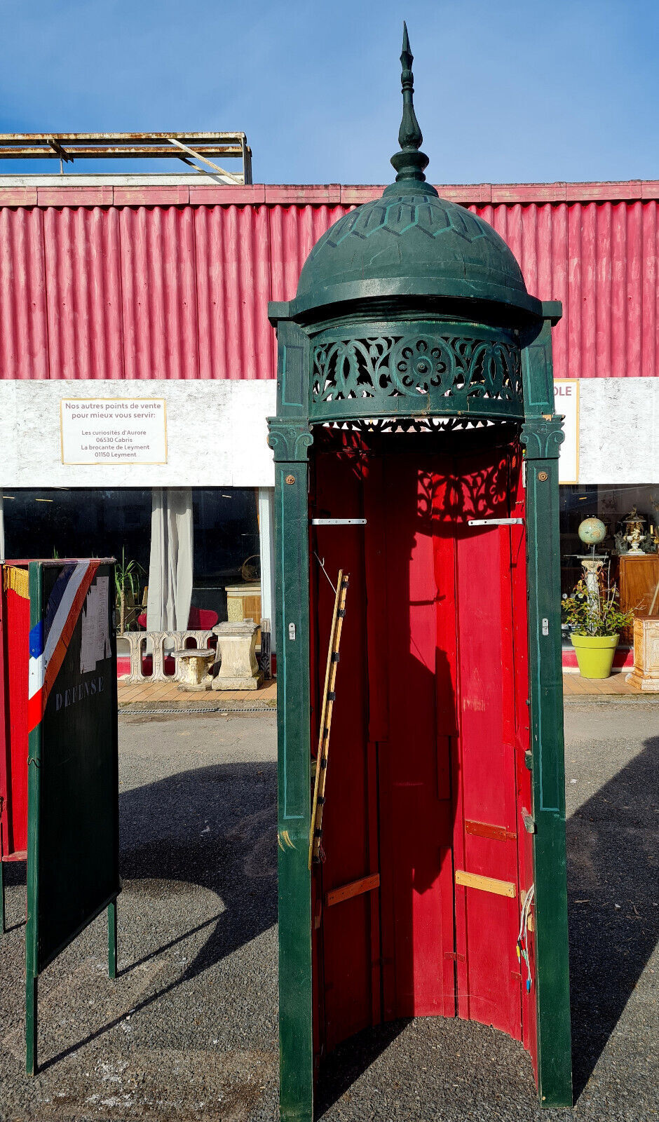 Public edicule made in sets for a former theater of Franche Comté