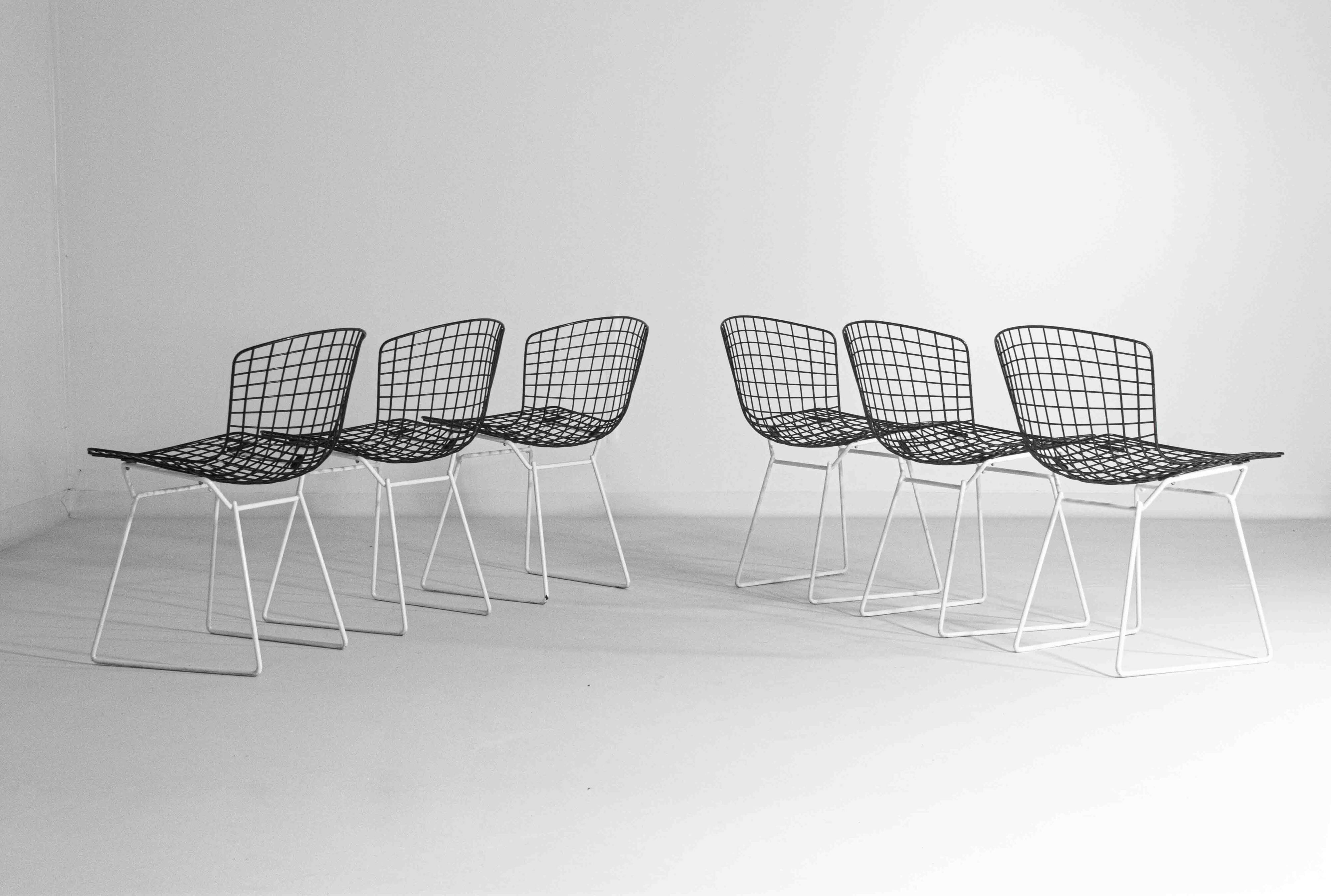 Ensemble de 7 chaises Bertoia noires et blanches pour Knoll International, années 1970
