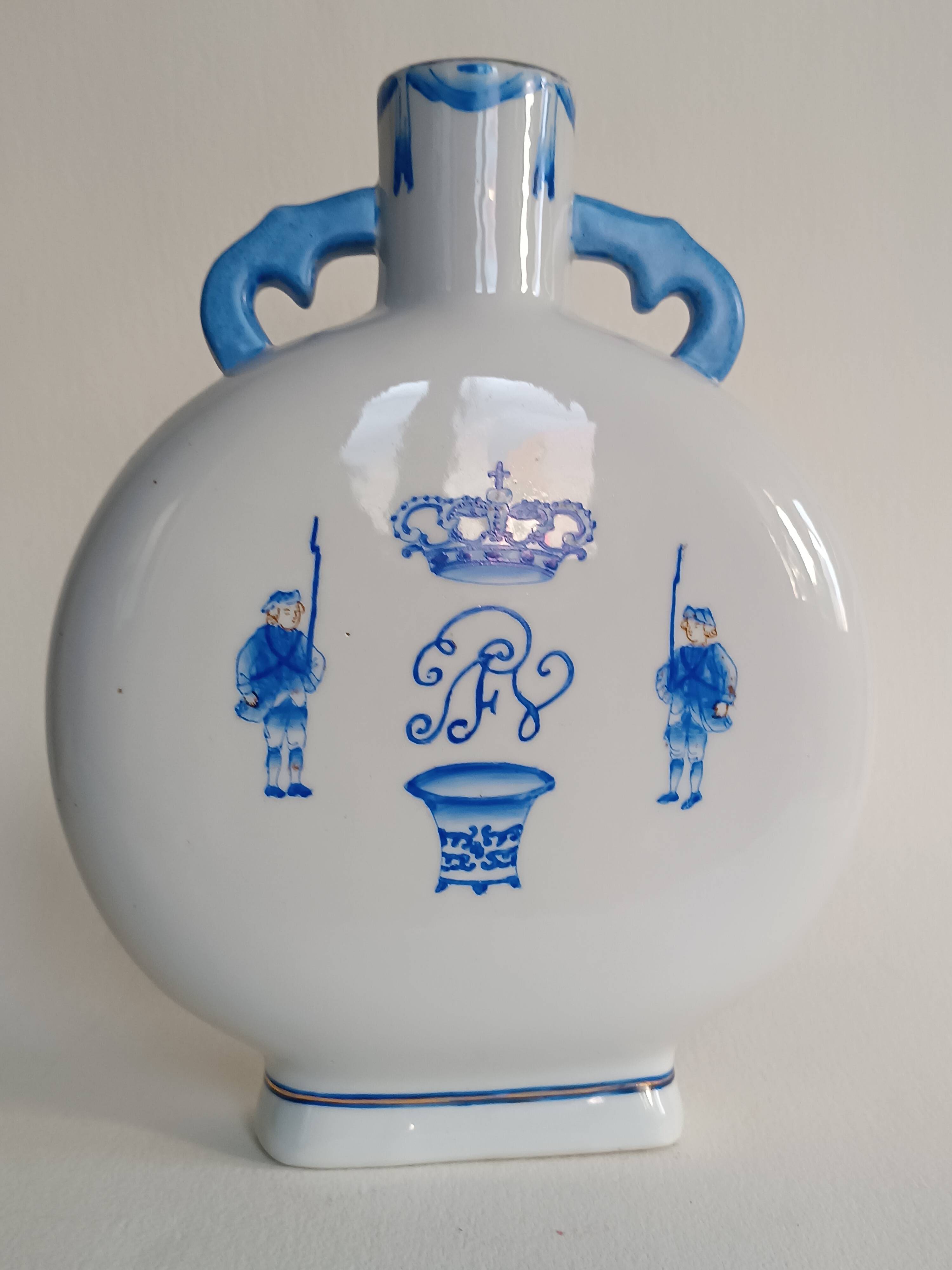 Gourd-shaped blue and white porcelain vase from China, 19th century.