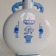 Gourd-shaped blue and white porcelain vase from China, 19th century.