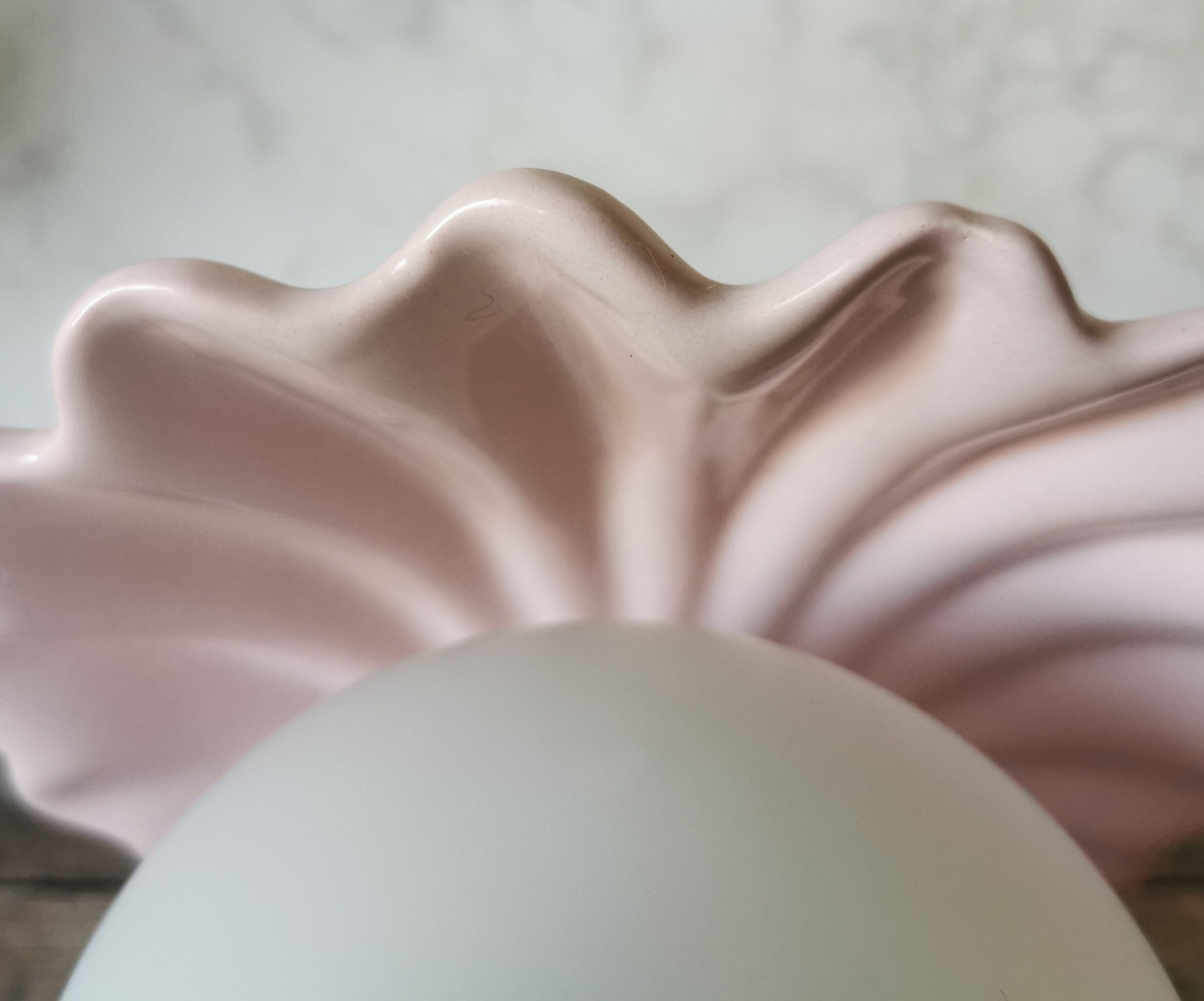 Opaline shell lamp