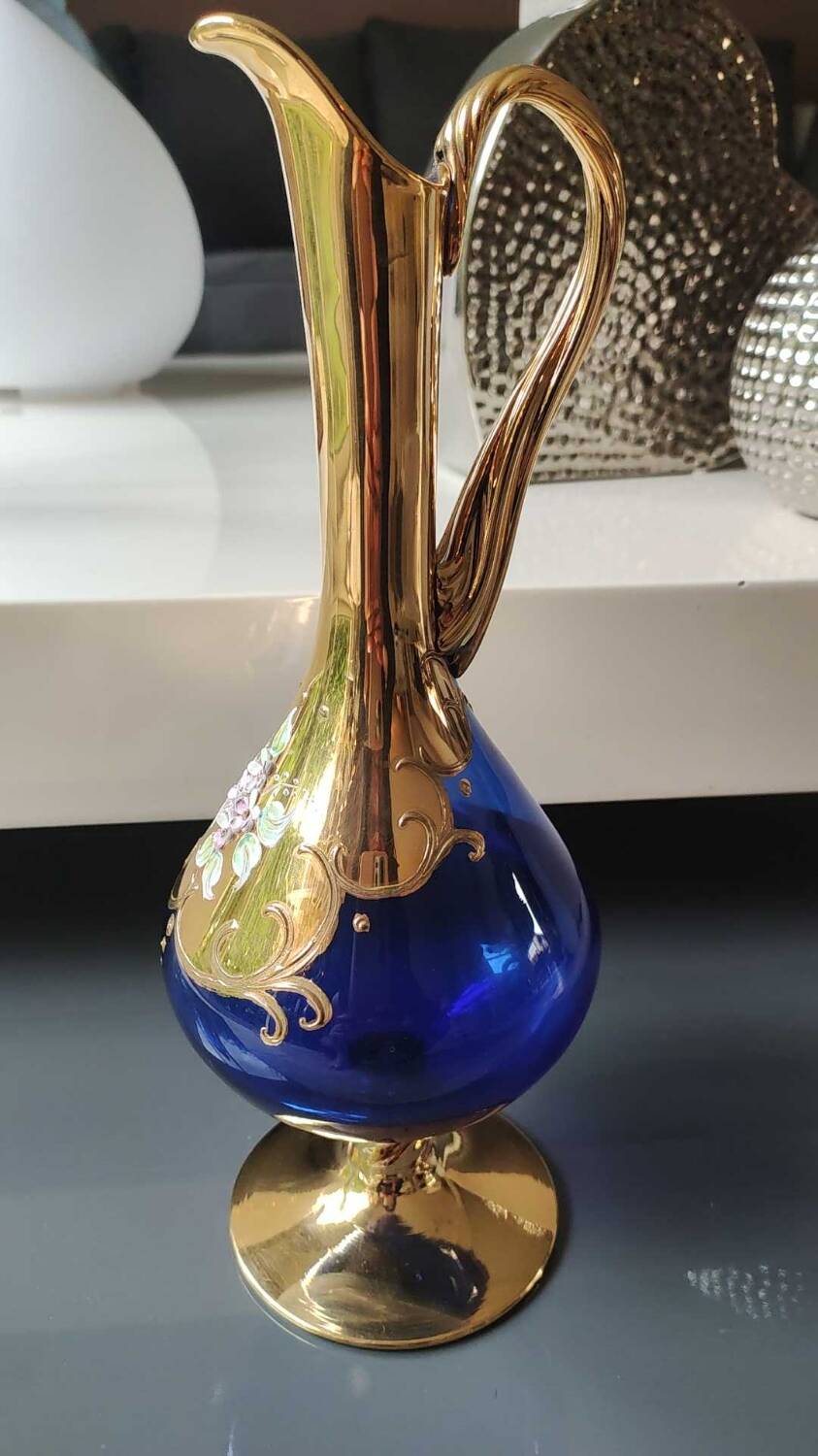 Vase forme Carafe, Tre Fuochi, en verre d Art soufflé/Murano. Avec motifs floraux émaillés en relief. Haut 30 cm