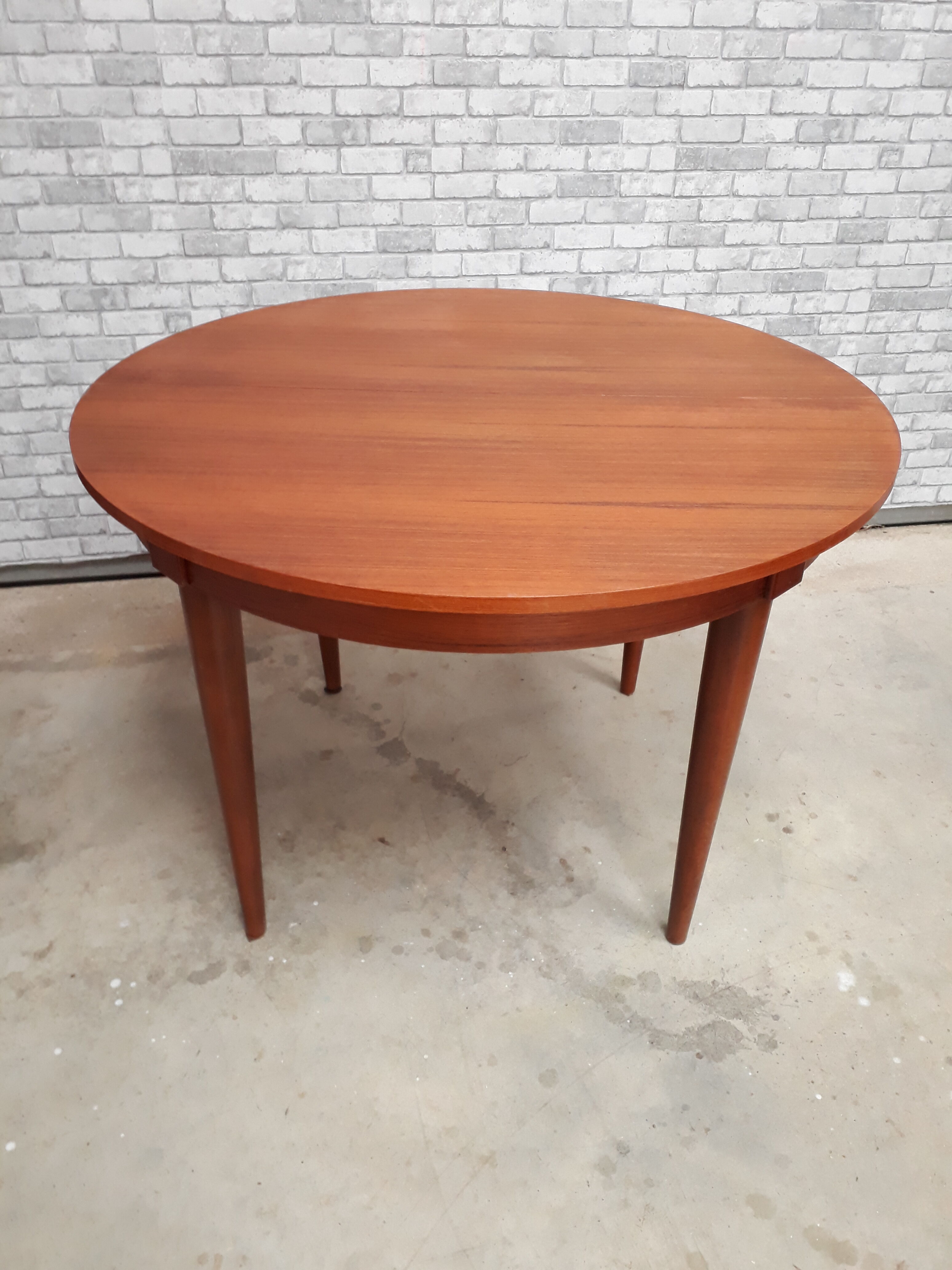 Scandinavian table 1970 teak veneer round 110cm with its 1.55cm butterfly extension