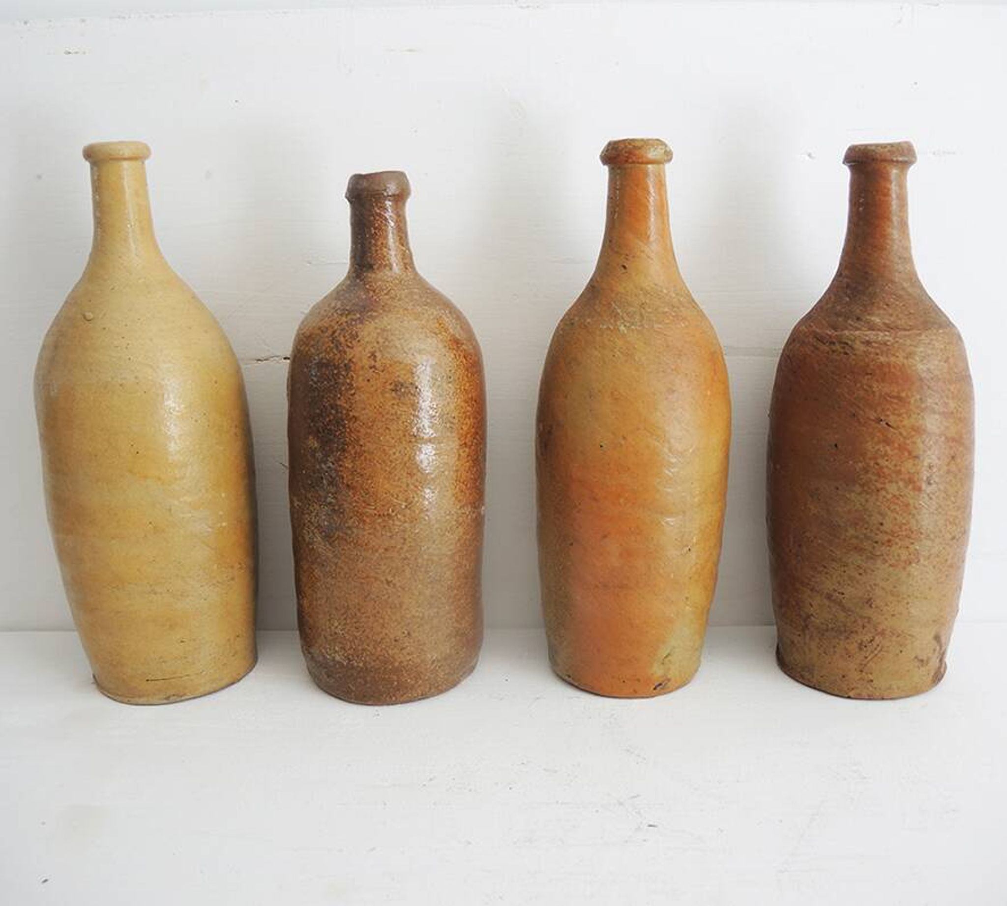 4 anciennes bouteilles en grès