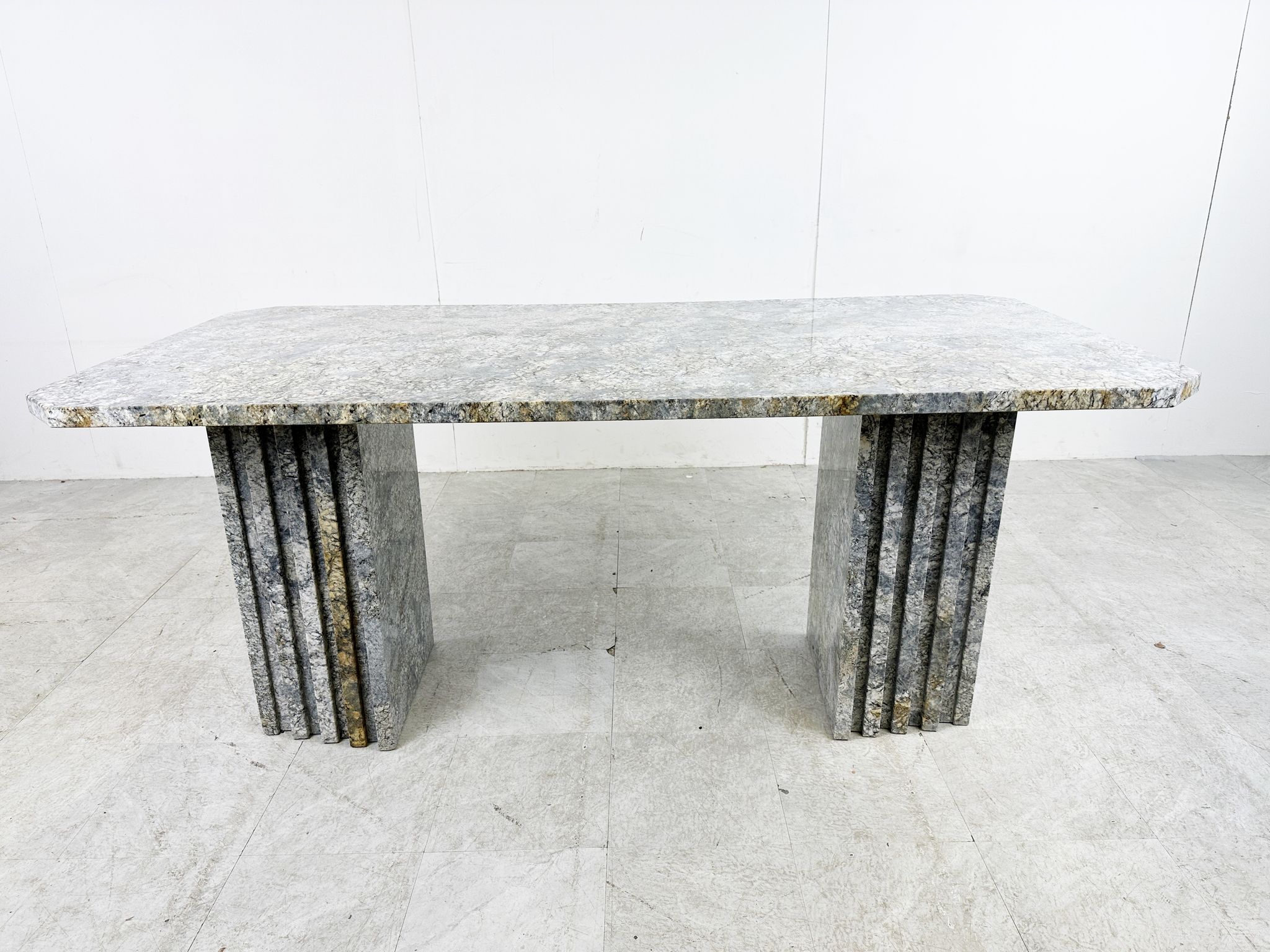 Table à manger vintage en granit, années 1970