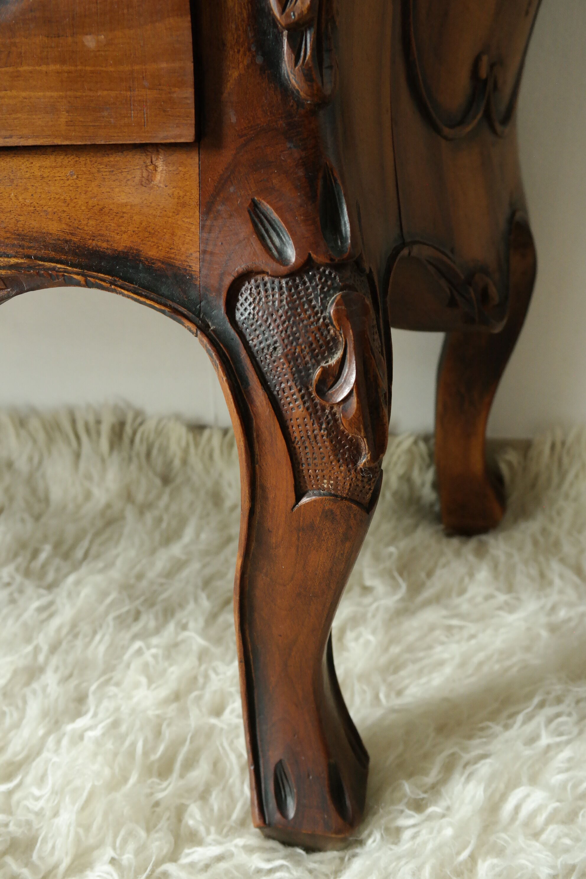 Louis XV style walnut tomb chest of drawers, 20th century