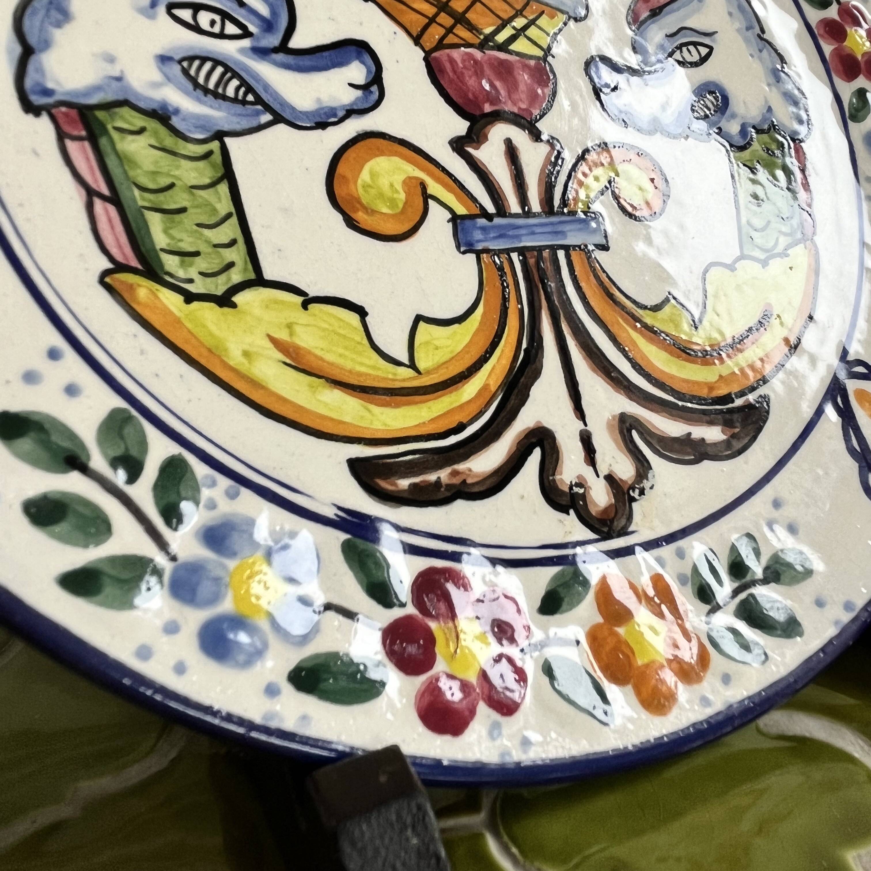 Assiette céramique décorative aux griffons