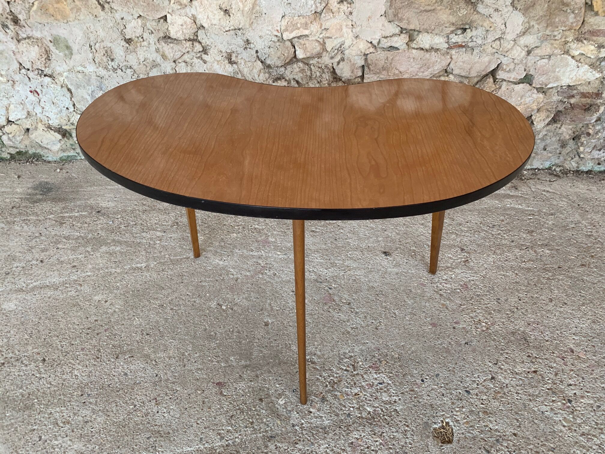Coffe table vintage bean-shaped in formica, tripod foot, circa 1960s