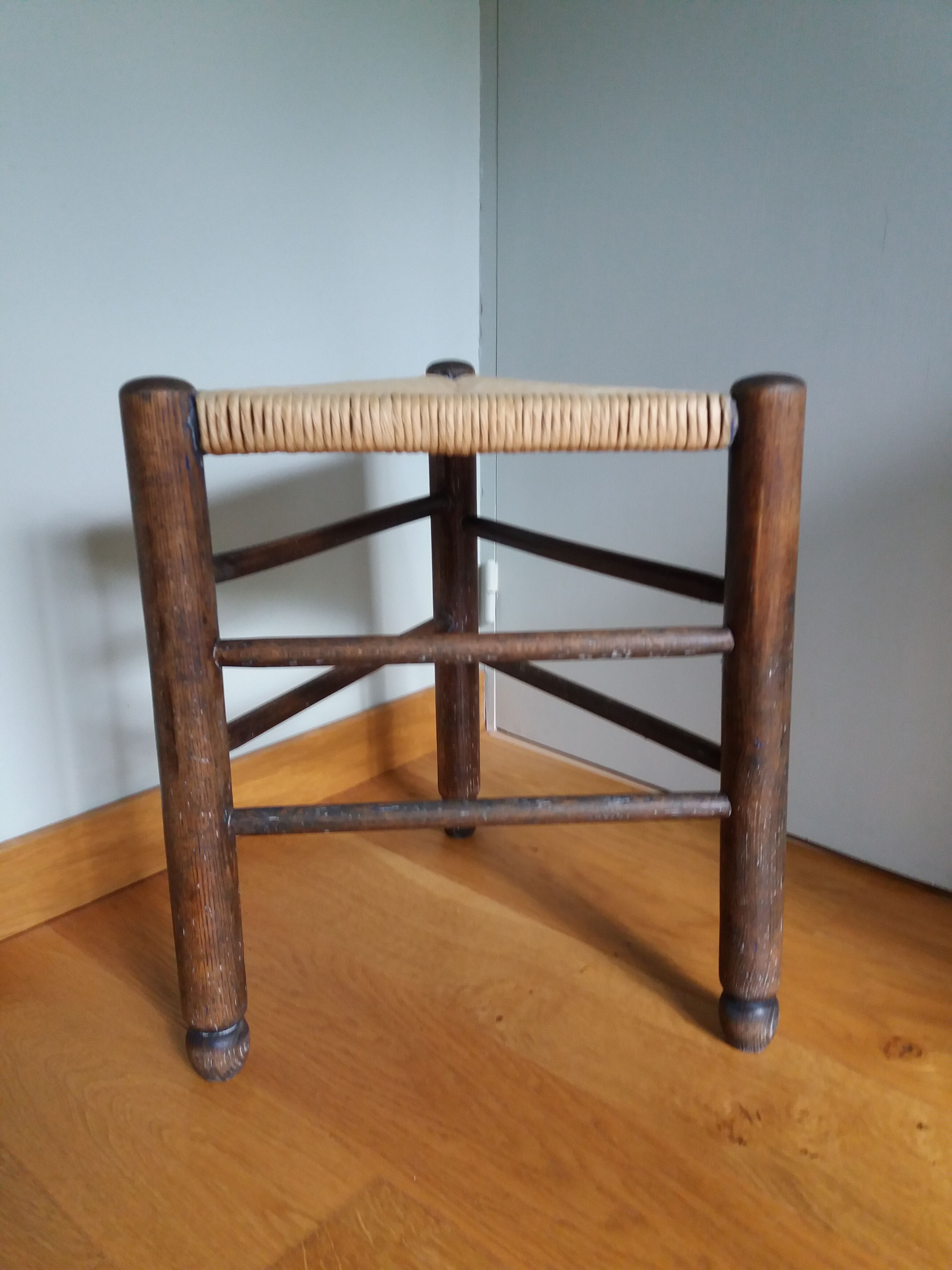 Mulched tripod stool