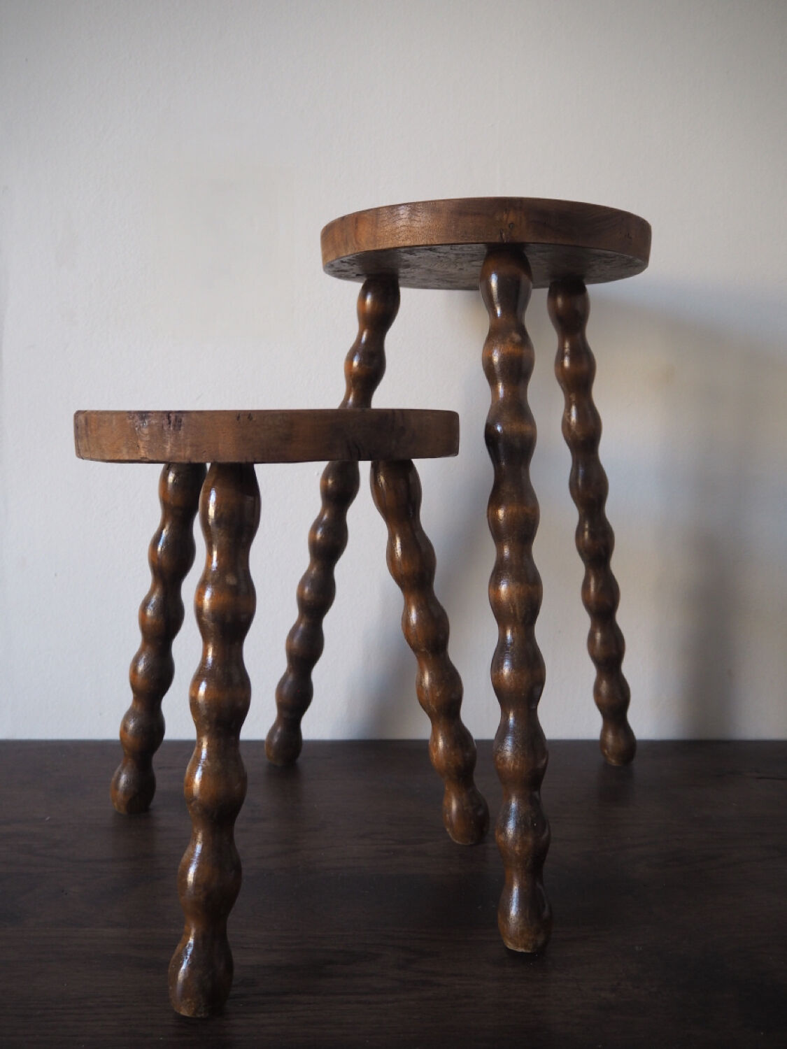 Duo de tabourets tripodes en ronce de noyer