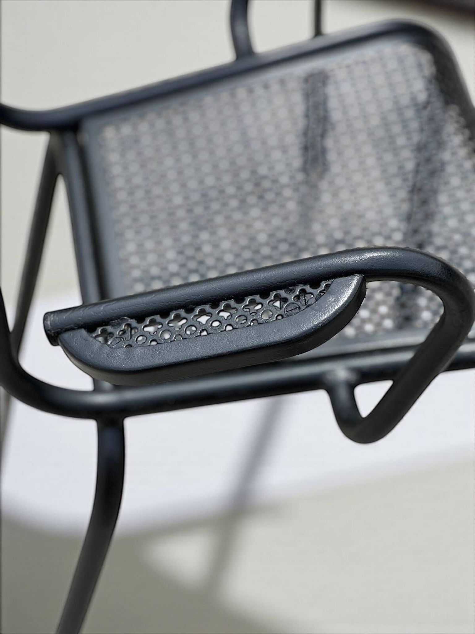 Ensemble de 6 fauteuils et table en métal perforé 1950