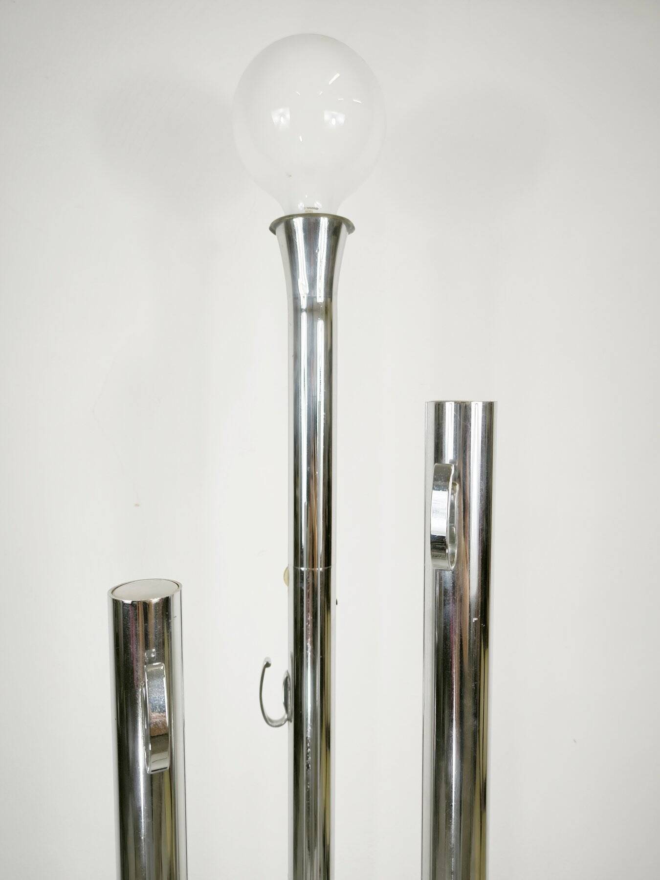 Lampadaire dimmable avec porte-manteau en laiton chromé