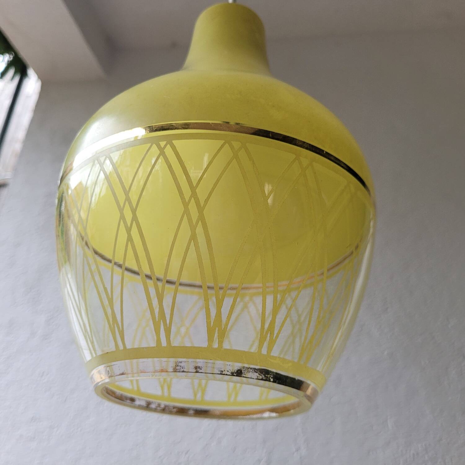 Suspension en verre opalin jaune chartreuse & décor géométrique doré