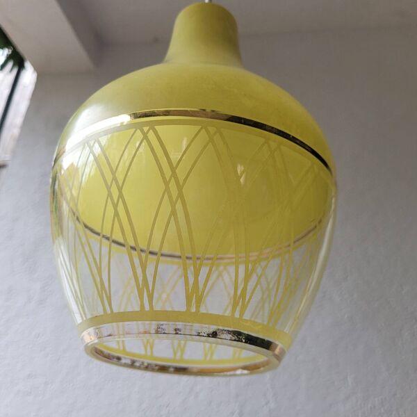 Suspension en verre opalin jaune chartreuse & décor géométrique doré