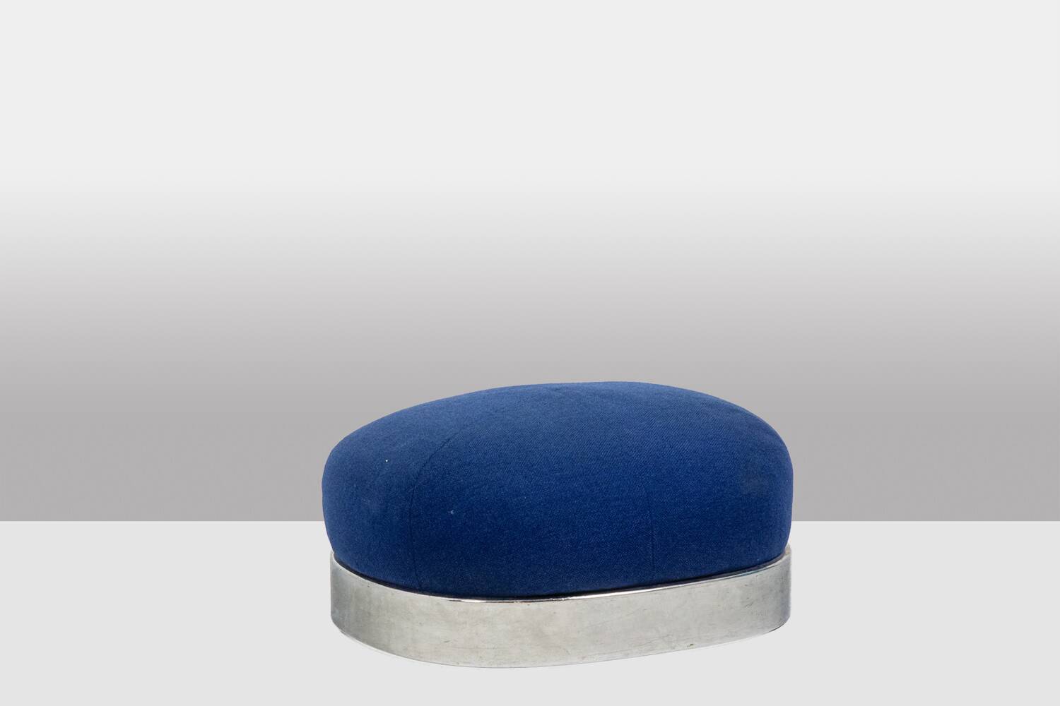 Pair of armchairs and pouf in chrome steel. 1970s, Valérian Rybar.