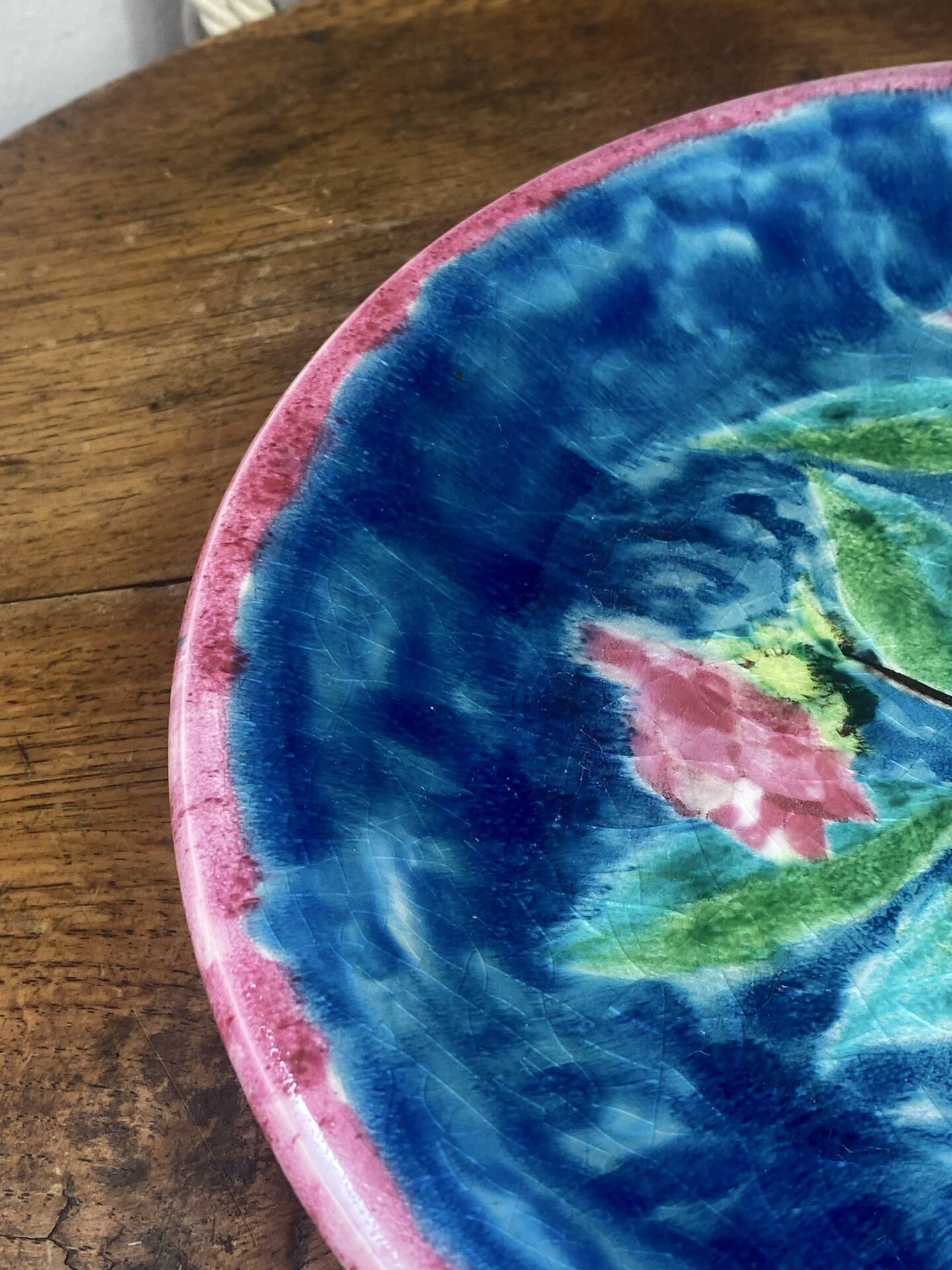 Plat rond en céramique craquelée, Evar