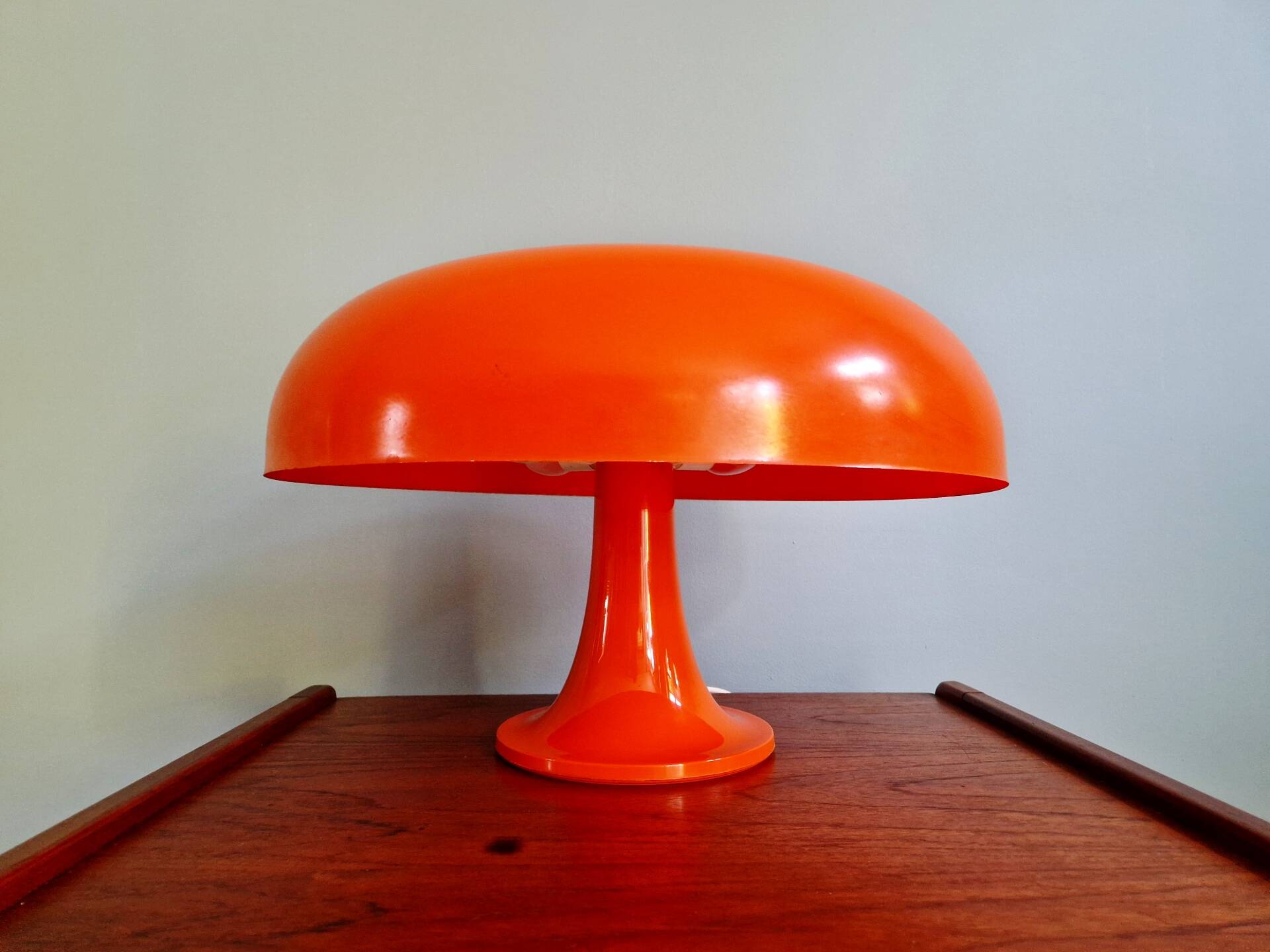 Lampe Nesso, fibre de verre orange, Giancarlo Mattioli, Artemide,1960