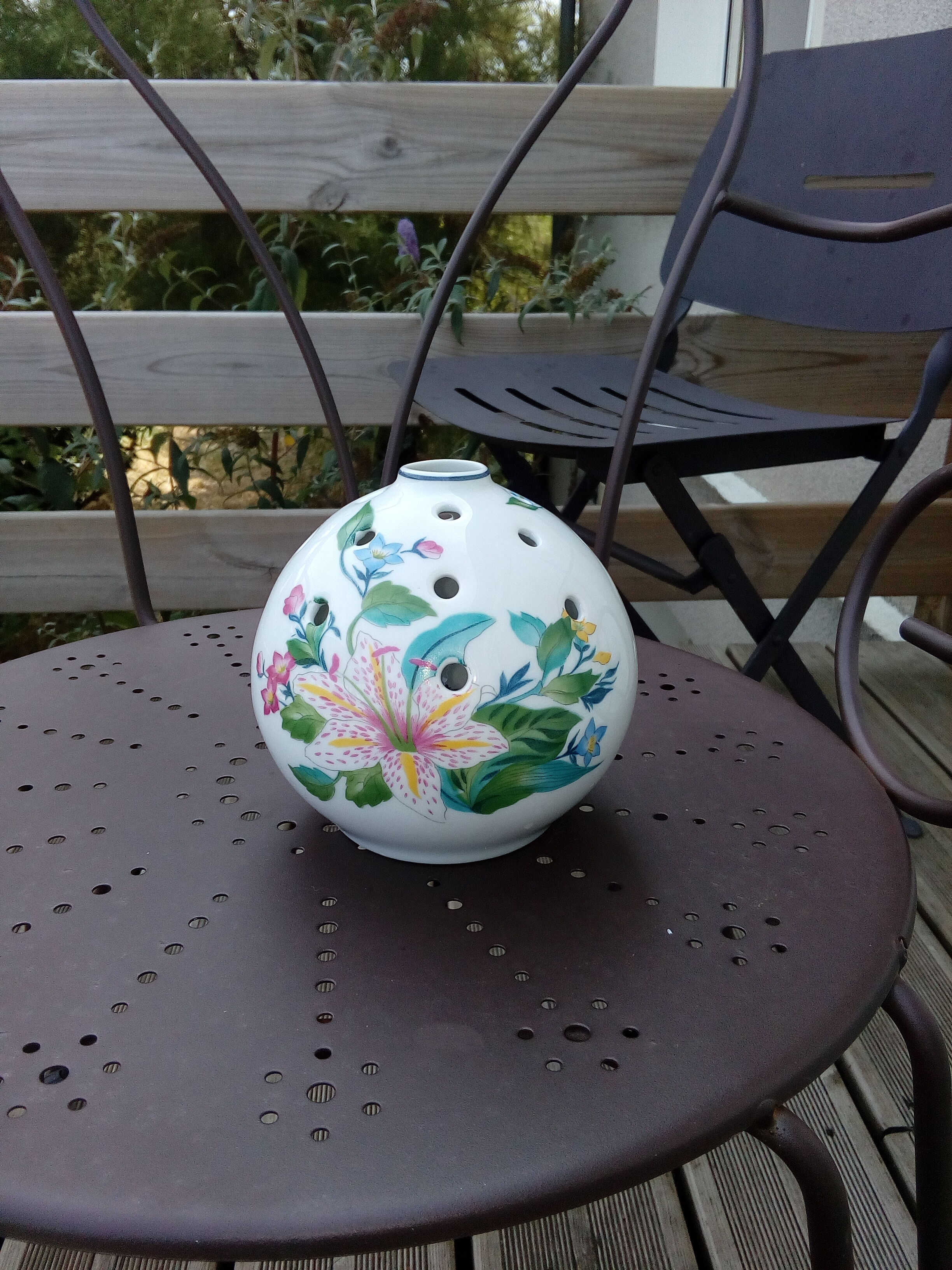 Vase ball flower in white porcelain limoges