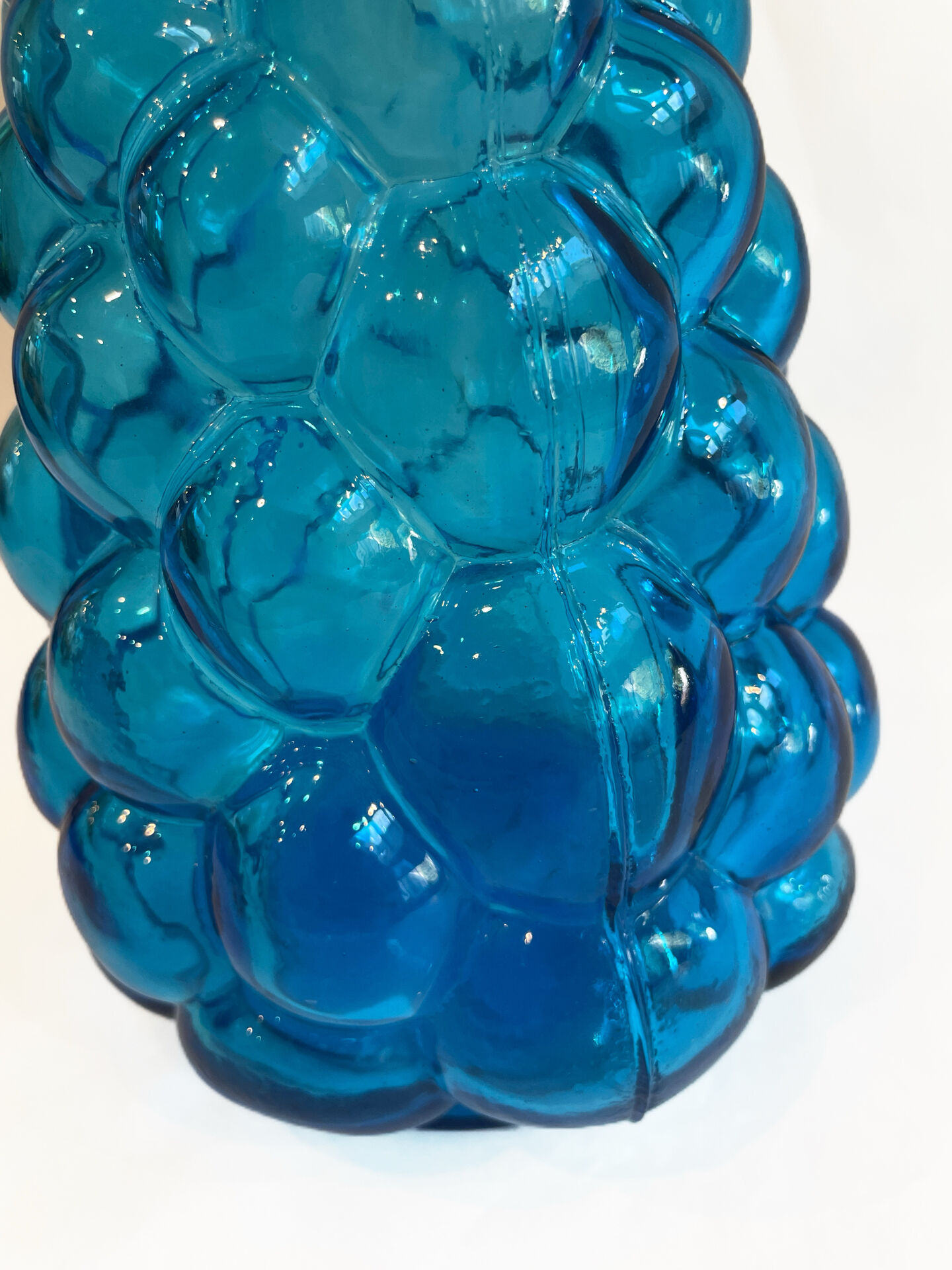 Grande carafe vintage en verre bleu piscine