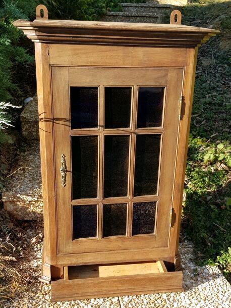 Showcase wooden hanging