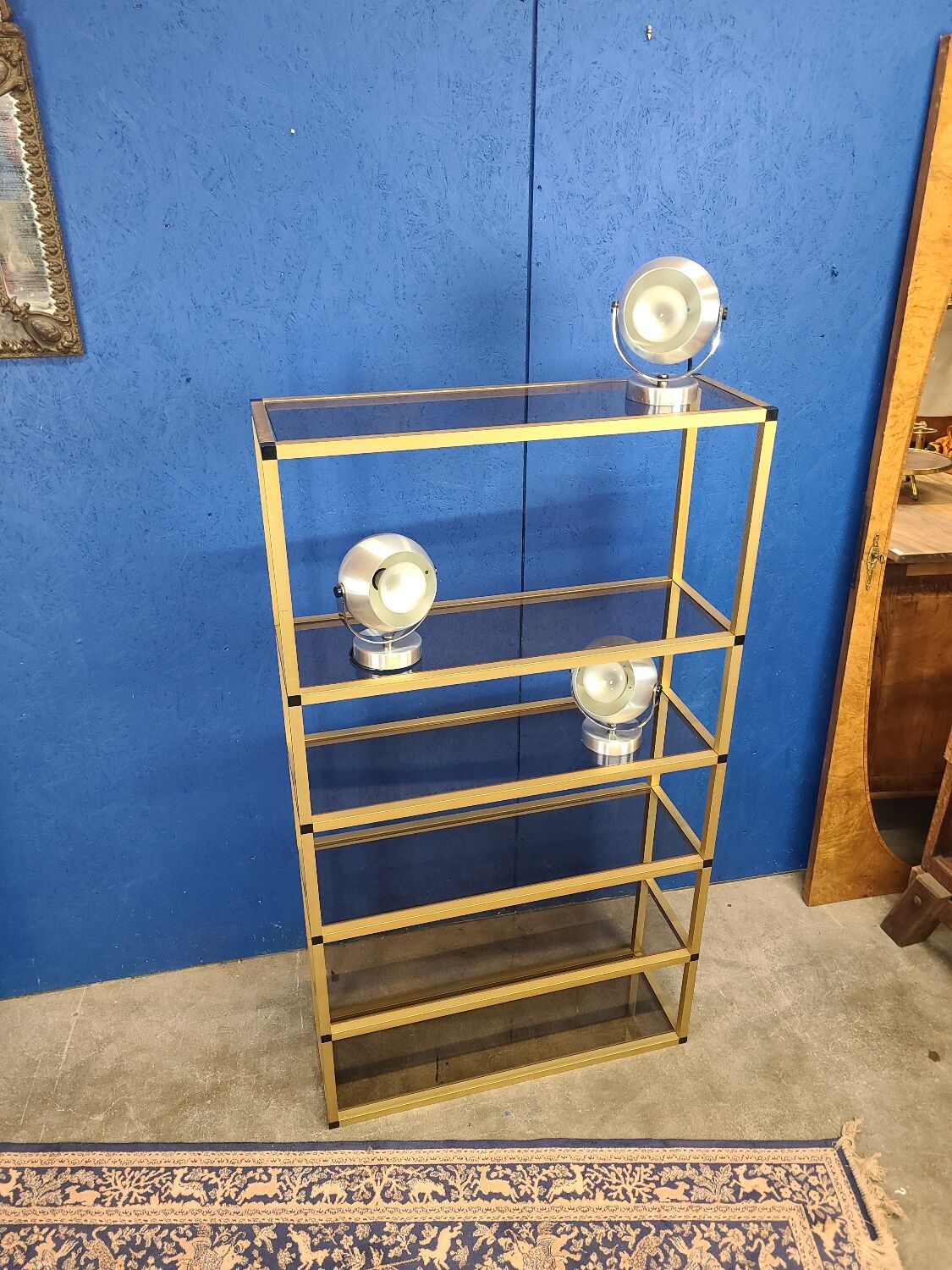 Étagère métal doré et verre fumé vers 1970